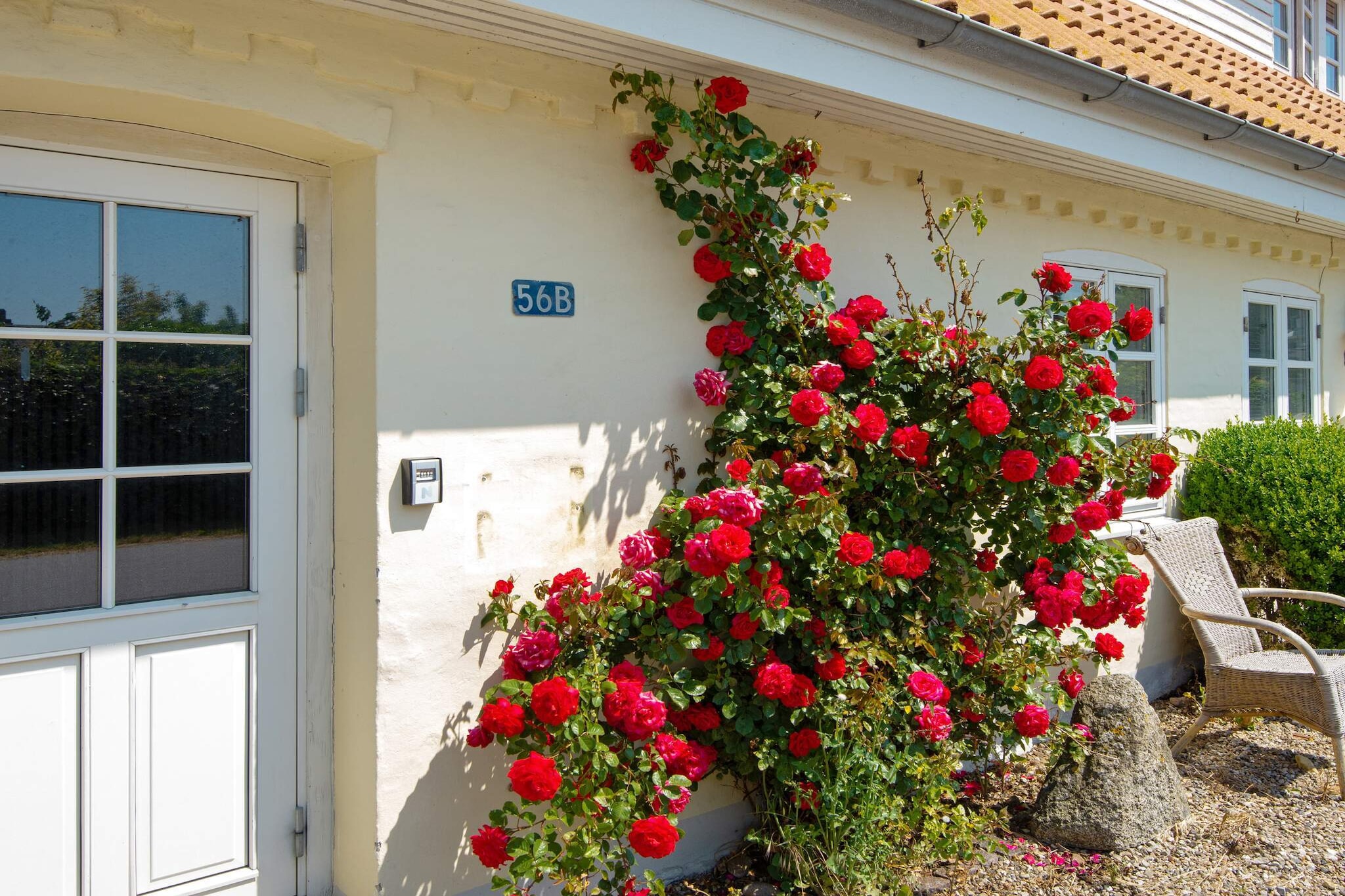 This two-story holiday apartment is part of a larger house located in the popular holiday area of Kegnæs, near the Danish-German border. From the upper level, guests can enjoy lovely sea views, creating a relaxing and scenic atmosphere.
The apartment is just 200 meters from the water, offering easy access for swimming, fishing, and water sports. In the surrounding area, there is a large shared outdoor space of 1,700 m², which is shared with other guests. This area provides plenty of room for ball games and outdoor activities, and there is also a communal barbecue area, perfect for social meals and gatherings.
The apartment is situated in a picturesque location close to both the water and the beach, making it ideal for family holidays or a relaxing getaway. Fishing and surfing opportunities are available nearby, and one of Denmark’s best sandy beaches is within easy reach.
For excursions and sightseeing, the historic trading and harbor town of Sønderborg is close by. Here, you can explore shops, cafés, and restaurants or enjoy a leisurely stroll along the waterfront.
This holiday apartment combines a convenient location, family-friendly amenities, and access to shared outdoor spaces, offering a memorable coastal experience. Its combination of indoor comfort, sea views, and proximity to both nature and local attractions makes it perfect for families, couples, or groups seeking an active yet relaxing holiday by the sea.