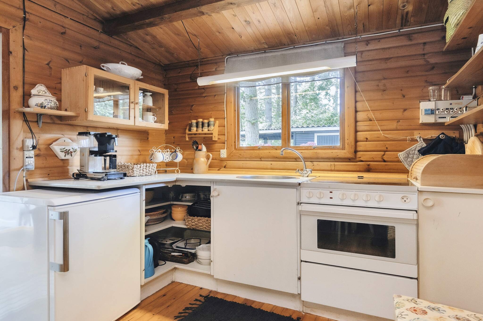 This traditional holiday cottage is located at the end of a quiet street in the peaceful area of Hyldtofte Ostersobad, surrounded by beautiful nature and numerous walking paths, so you can reach the nearby beach without having to walk on the road. The location provides a serene and safe environment for families or small groups.
The living room features large windows with lovely views of the surrounding nature and local wildlife. In this area, you may spot deer, pheasants, hares, and a wide variety of birds, making it a perfect retreat for nature lovers.
The house offers a practical and cozy layout. Please note that the bunk beds are 150 cm long, and the double bed is 195 cm long. This ensures comfortable sleeping arrangements for children and adults alike.
Outside, there is a large garden with plenty of space for play and ball games. The garden is surrounded by mature trees, offering a high degree of privacy and seclusion from neighboring properties. It is an ideal spot to enjoy the fresh air, relax, or spend quality family time outdoors.
This holiday home combines a tranquil location, natural surroundings, and family friendly features, making it a perfect choice for those seeking a relaxing getaway close to the beach and nature.
Please note that rentals to youth groups are not permitted.