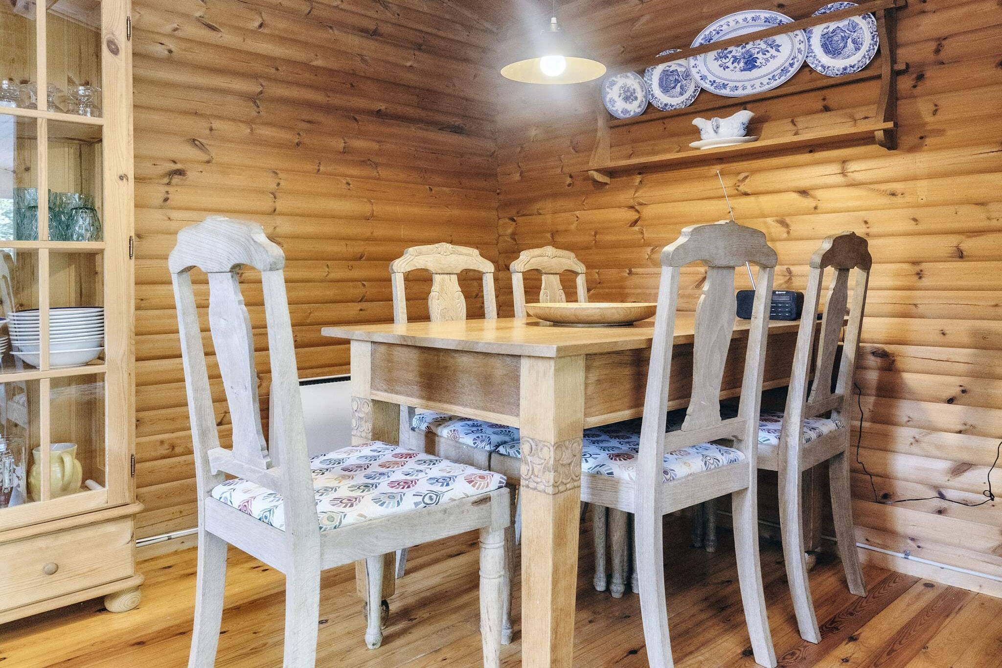 Annex: (2x single bed)\n\nKitchen(cooker(electric), coffee machine, fridge(+ freezer)), bedroom(double bed, 2x bunk bed), bathroom(washbasin, shower, toilet), balcony or terrace, heating(electric), terrace, garden furniture, fish cleaning table