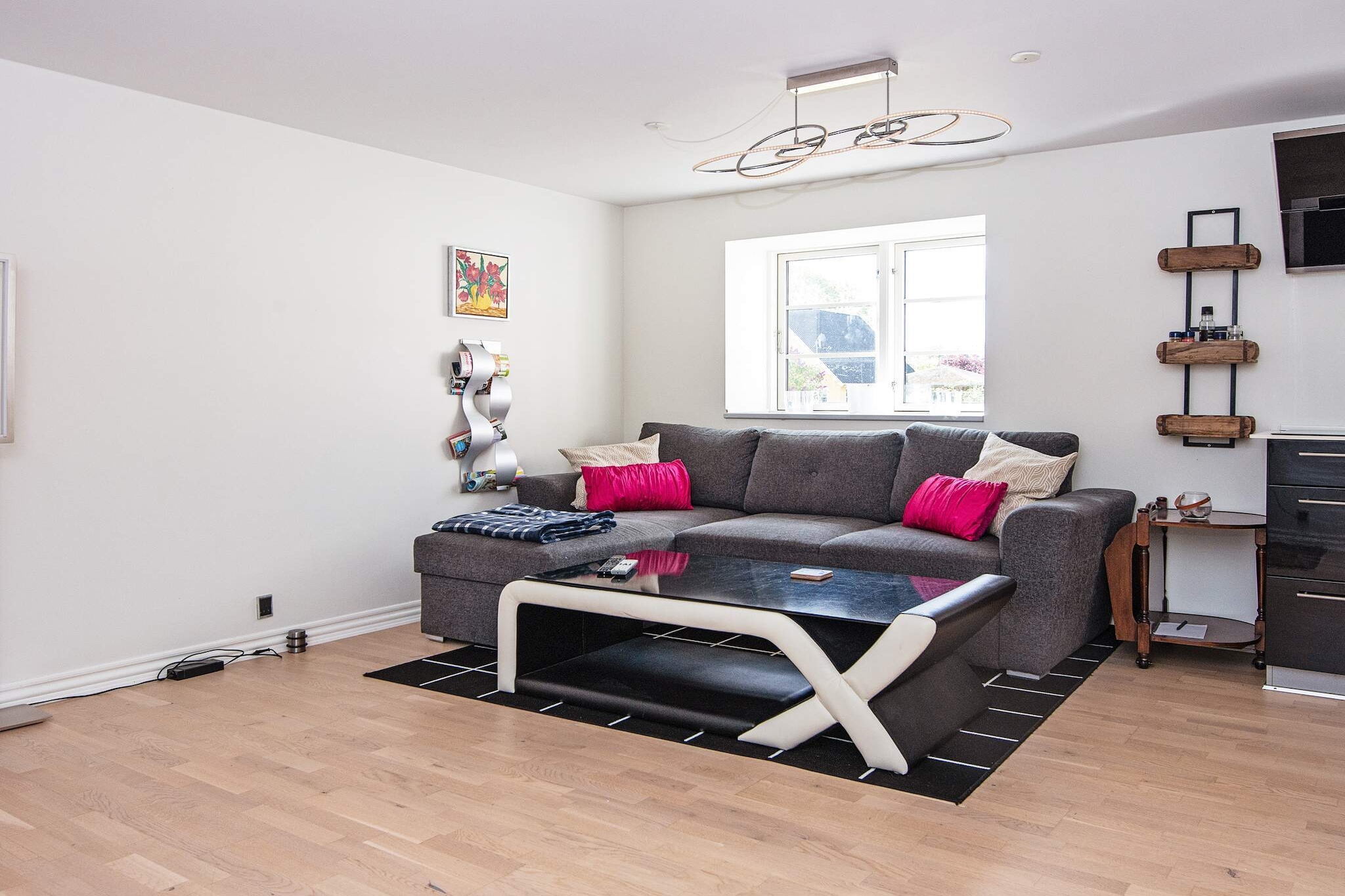 Dette hyggelige by hus  ligger i Tirstrup  og er tæt på mange spændene seværdigheder i Syddjurs. Selve huset er moderneindrettet og der er en trappe op til soveværelset hvor der er udgang til en stor sol terrasse. Her må man godt have hund med. I stueetagen er der entre køkken og spiseafdeling med stue og et stort tv. Forenden af huset er der et rummeligt bad/wc med et hjørnespa. I huset ligger der infomateriale fra ejer til lejer. Opredning til 3 Pers. er på sofaen i stuen. Dette hus lejes ikke ud til ungdomsgrupper.A refundable deposit might be charged closer to your check-in date. The security deposit ensures a smooth stay and covers any additional services or consumption charges.This deposit covers utilities consumed during your stay and any additional services that may be taken.The final amount will be adjusted based on actual meter readings, actual usage of extra services, and any remaining balance will be refunded within 21 days after checkout.This deposit simply acts as a prepayment for charges that  you would anyways pay for, ensuring a seamless stay and check-out experience.