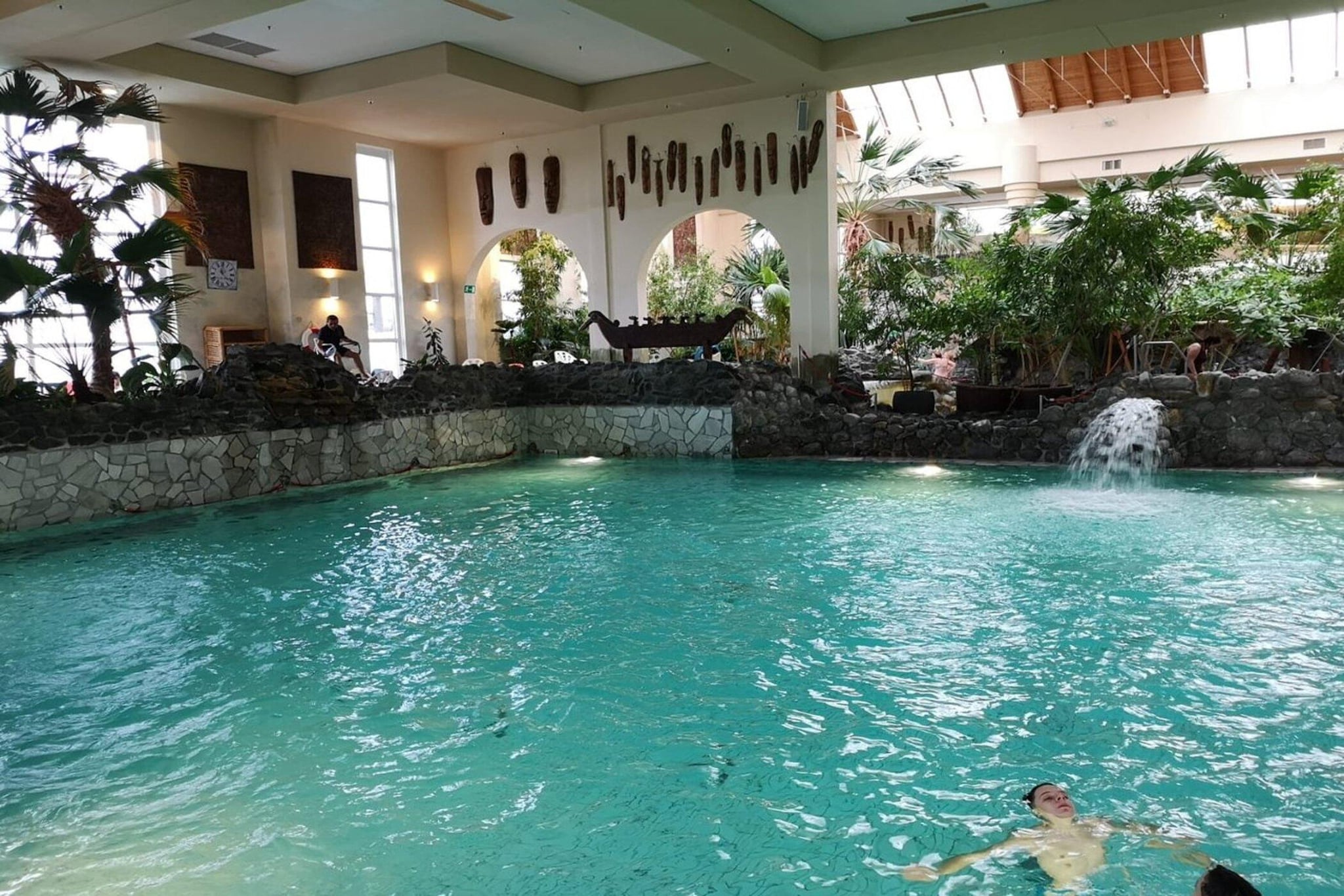 Ground floor: (open kitchen(cooker(ceramic), coffee machine(filter, pads), oven, dishwasher, fridge), Living/diningroom(TV, dining table, seating area), bedroom(double bed(boxspring)), bedroom(double bed(boxspring)), bathroom(shower, washbasin, toilet), Landing)\n\nstorage, balcony, garden(shared with other guests), garden furniture, parking, party games