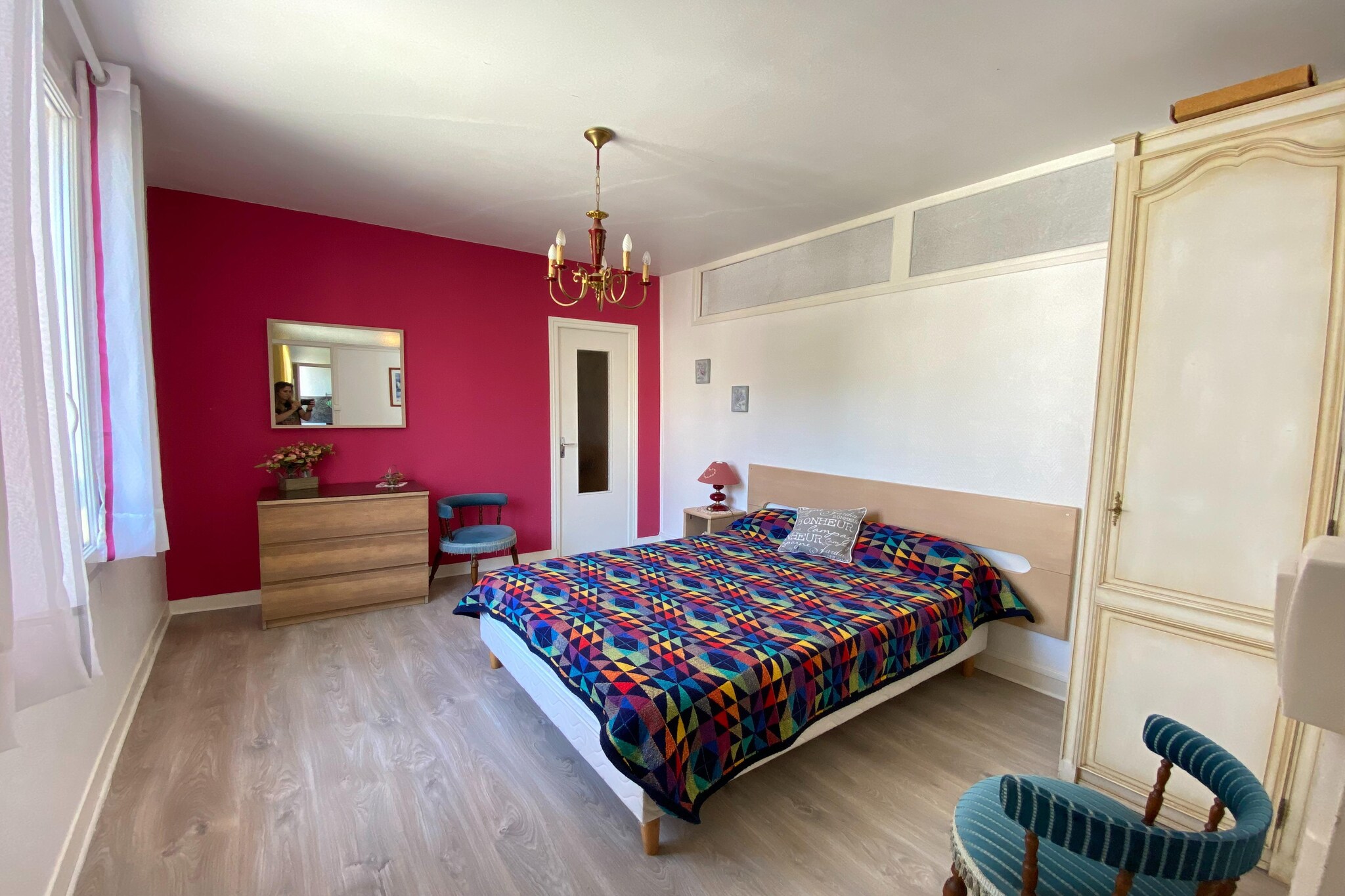 On the 1st floor: (Sitting room(TV(no dutch television channels, no german television channels), dining table), Kitchen(dining table, electric kettle, toaster, cooker(2 ring stoves, ceramic), coffee machine(filter), oven, microwave, fridge, freezer), bedroom(double bed(140 x 190 cm)), bathroom(shower, washbasin), toilet)\n\nParking, tumble dryer, washing machine