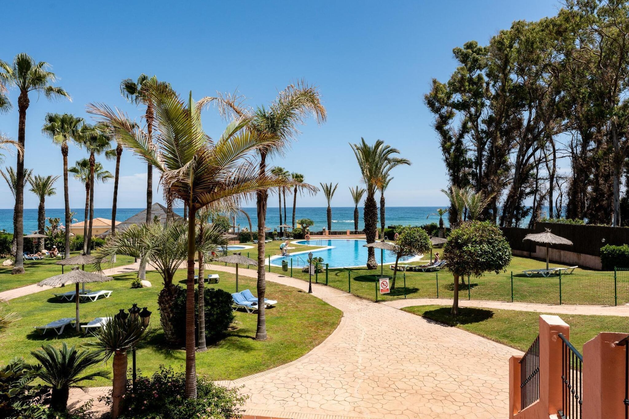 CT 240 - Beachfront Apartment -Don Juan Manilva-Vue d'été