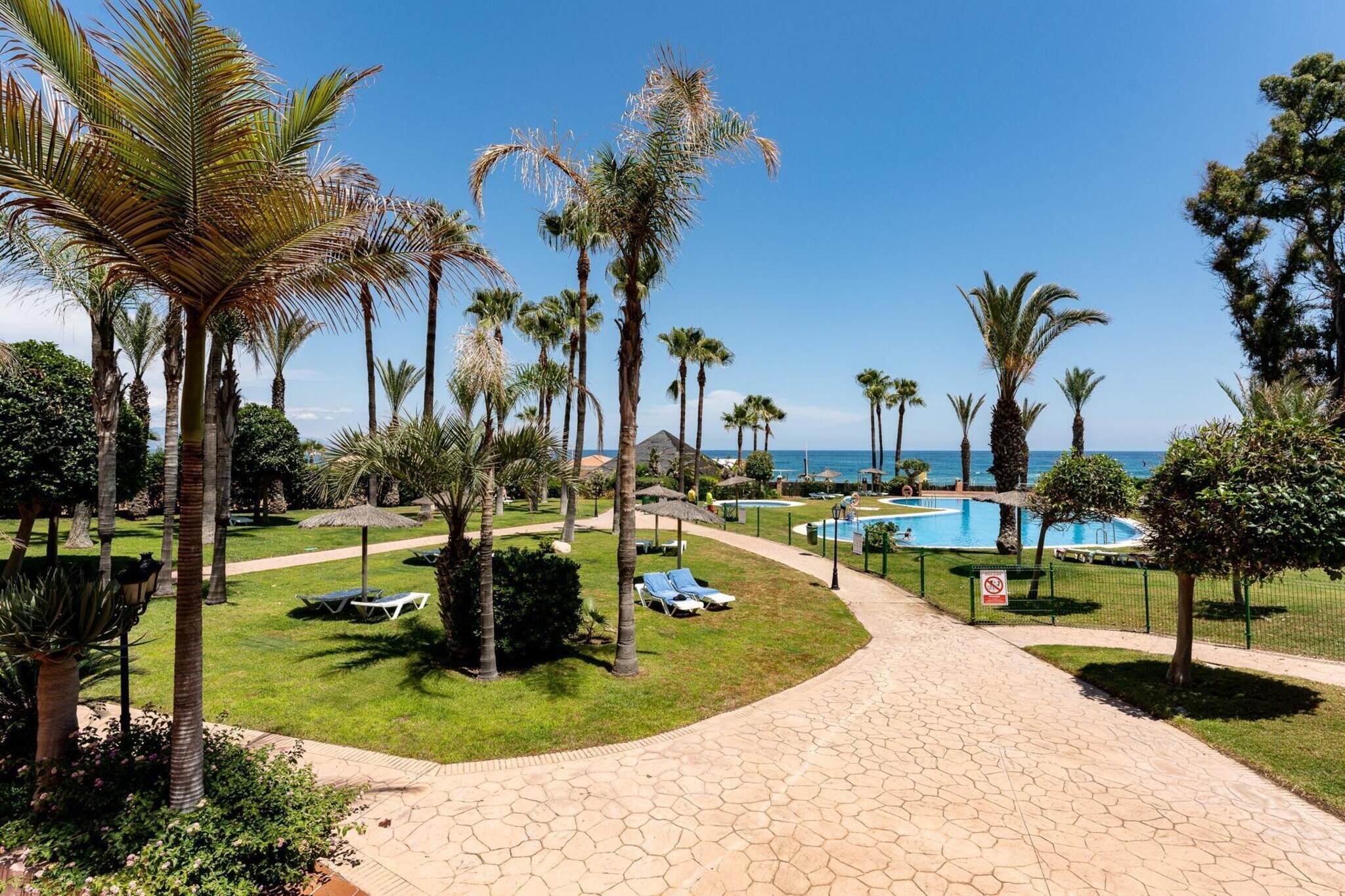 CT 240 - Beachfront Apartment -Don Juan Manilva-Jardins en été