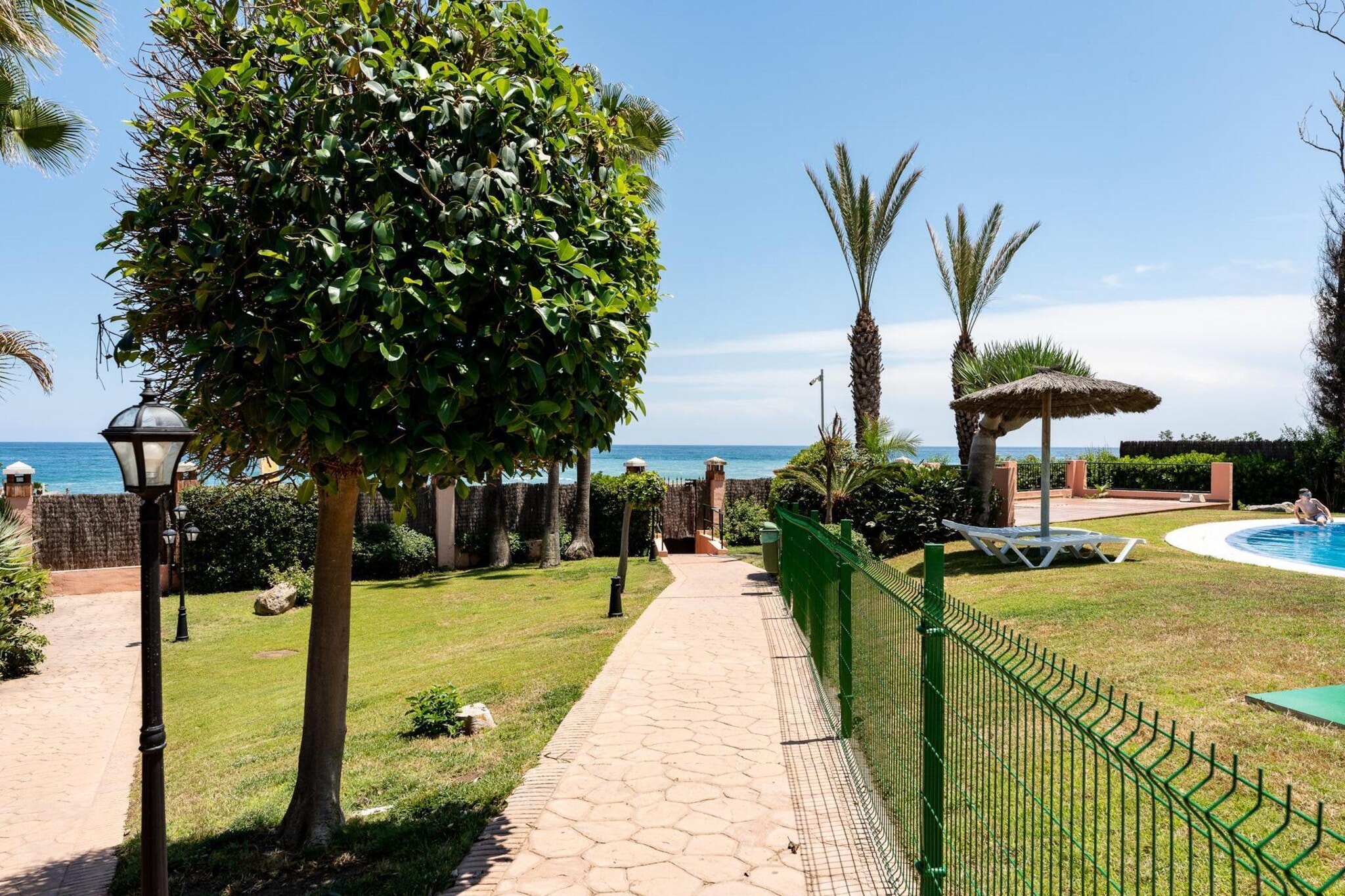 CT 240 - Beachfront Apartment -Don Juan Manilva-Jardins en été