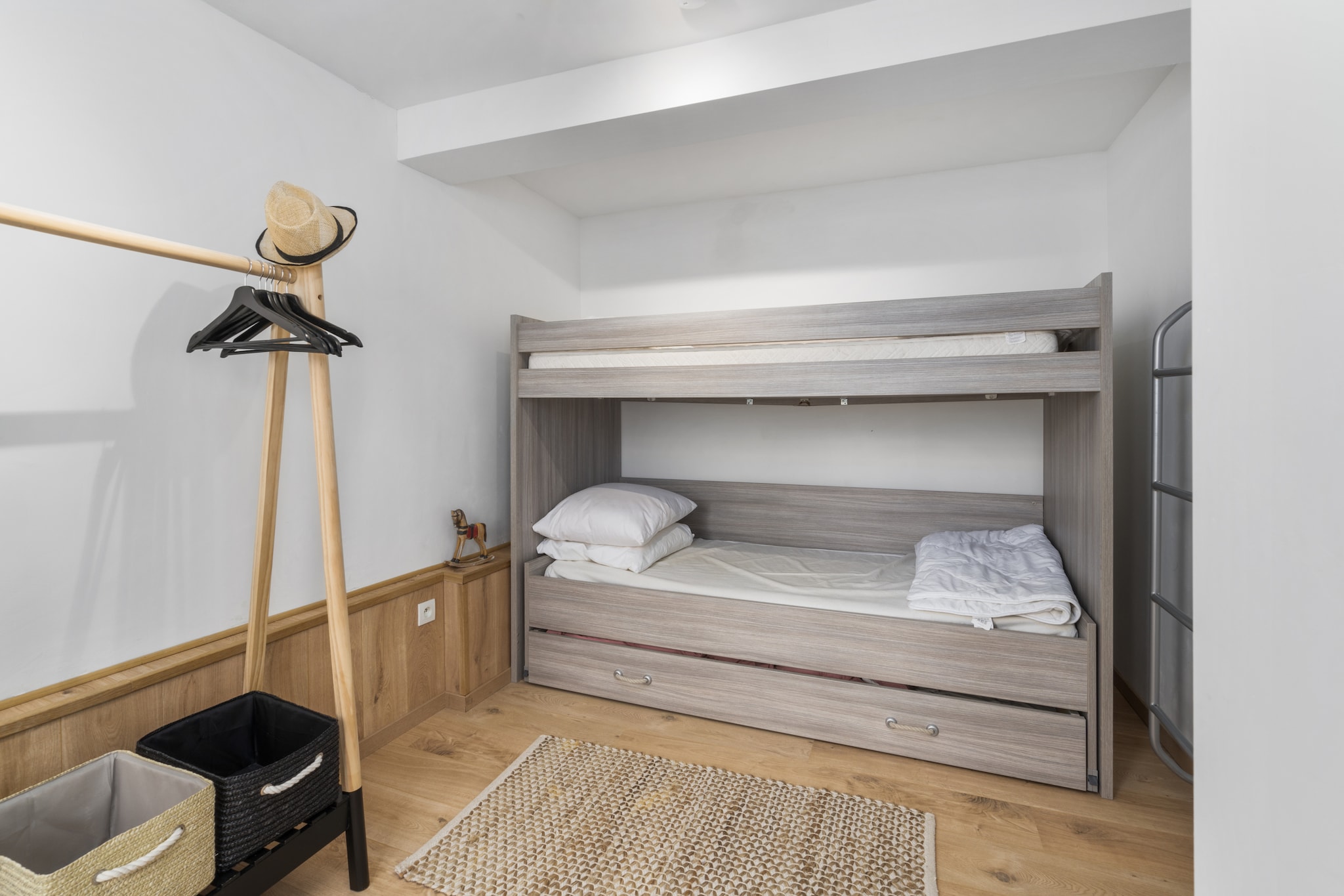 Ground floor: (Living room(double sofa bed(twin duvet), TV, dining table, seating area), Kitchen(electric kettle, toaster, coffee machine, oven, microwave, dishwasher, fridge, freezer, Juicer), bedroom(double bed(twin duvet, 160 x 200 cm)), bedroom(double bed(twin duvet, 140 x 200 cm)), bedroom(bunk bed(duvet, 90 x 200 cm)), bathroom(shower, hairdryer), toilet(guest toilet), Internet access, washing machine, high chair, ironing board, iron)