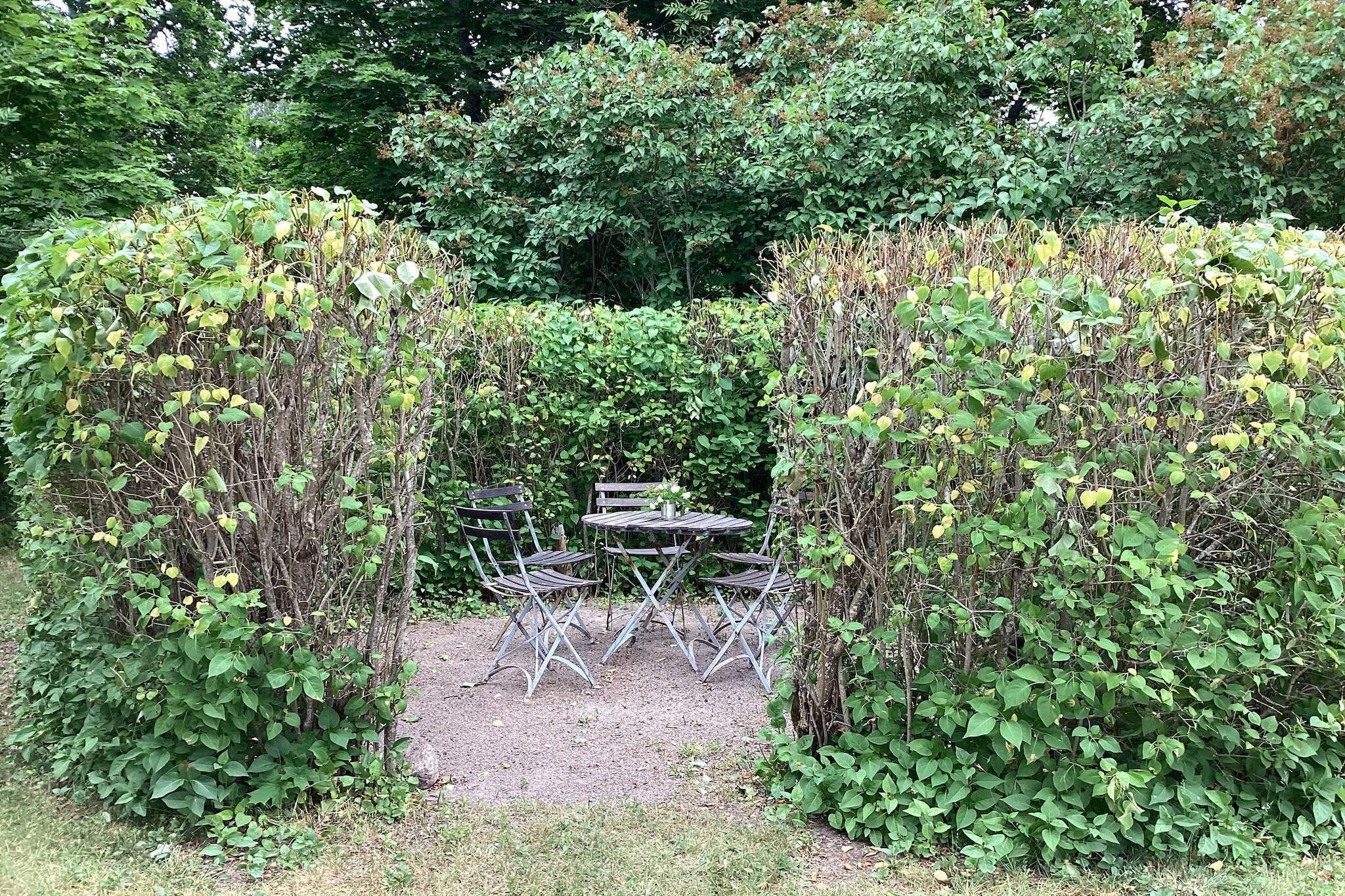 Living room(single bed, 2x single folding bed), Kitchen(stove(induction), coffee machine, oven, microwave, dishwasher, fridge(+ freezer)), Living/bed room(TV(swedish TV channels)), bedroom(double bed), bedroom(double bed), bathroom(washbasin, shower, toilet), garden furniture, deckchairs, air to air heatpump, water from well