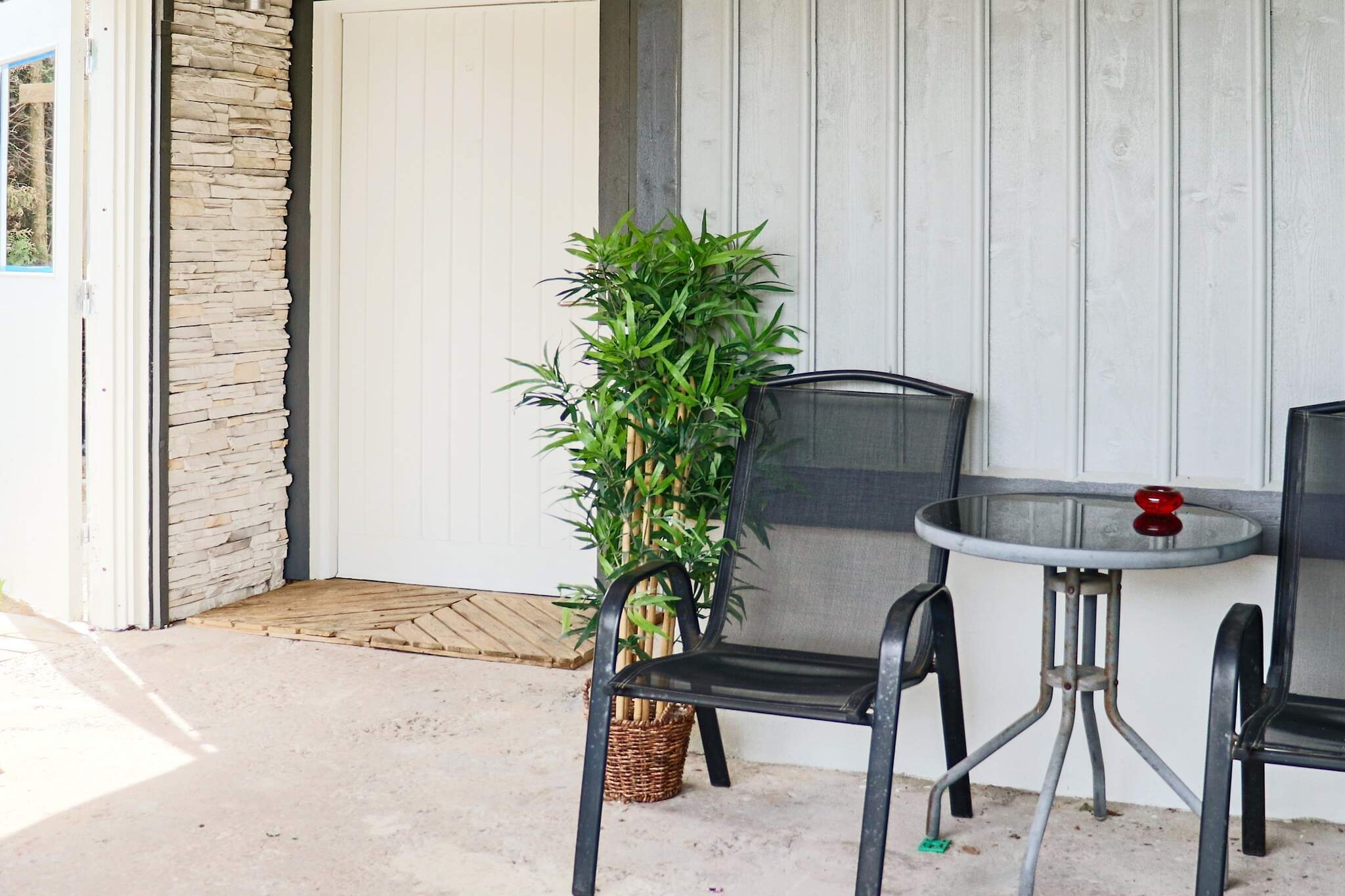 A fresh and pleasant apartment in the owner's house in one of Halmstad's best locations. You have your own entrance and your own part of the garden. A short walk takes you to the lovely beach. Here, Prins Bertil's path passes the popular open-air swimming pool of &quot;Brottets&quot; and leads you both to Halmstad's fine summer town and to TylÃ¶sand's many lovely beaches and vibrant entertainment. The entrance to your apartment is from the garage driveway. A hall leads to an open and well-equipped kitchen with a washing machine. In the living room there is a dining table and a comfortable sofa bed and TV with the Disney Channel. There is free wifi. The bedroom has a double bed and the bathroom has a shower. Your patio at the entrance has outdoor furniture and a grill. Put on your bathrobe and take a short walk to the fine sandy beach beyond the dunes. Prins Bertil's path takes you both to Halmstad's lovely summer town and to the vibrant entertainment scene and the chalk-white beaches of TylÃ¶sand. Halmstad really has something for everyone. The children absolutely must not miss the busfabriken. Those who love nature and walking can walk on Prince Bertil's path, which stretches from Halmstad castle, along the sea, all the way to the MÃ¶llegÃ¥rd nature reserve, where you can enjoy Italian ice cream. For those interested in fishing, both the sea and the Nissan, which flows through the town, offer fine fishing. In Nissan, a fishing license is required. The golf city of Halmstad has a large number of golf courses in the surrounding area.