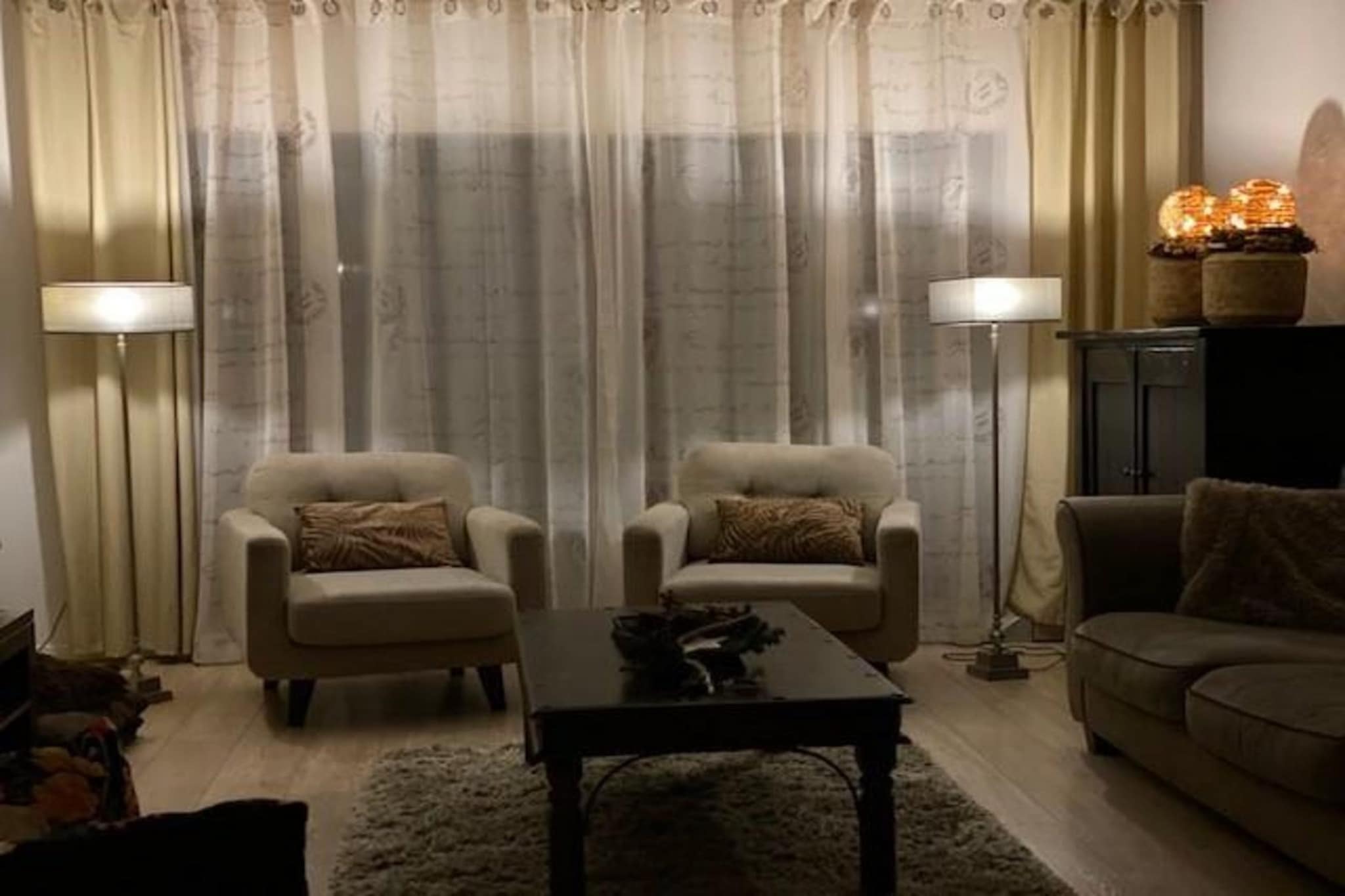 Ground floor: (Entrance(acces via outside stairway), Kitchen(electric kettle, toaster, cooker(ceramic), coffee machine, oven, microwave, dishwasher, fridge(+ freezer)), Living/diningroom(TV, dining table, seating area), bedroom(double bed), bathroom(bath tub, shower, washbasin, toilet, hairdryer), toilet(washbasin))\n\nBasement: (bedroom(double bed), bedroom(single bed, single bed))\n\ntumble dryer, cot, washing machine, terrace(roofed), garden(fenced, 250 m2), garden furniture, BBQ, 2x parking, high chair, Garden shed