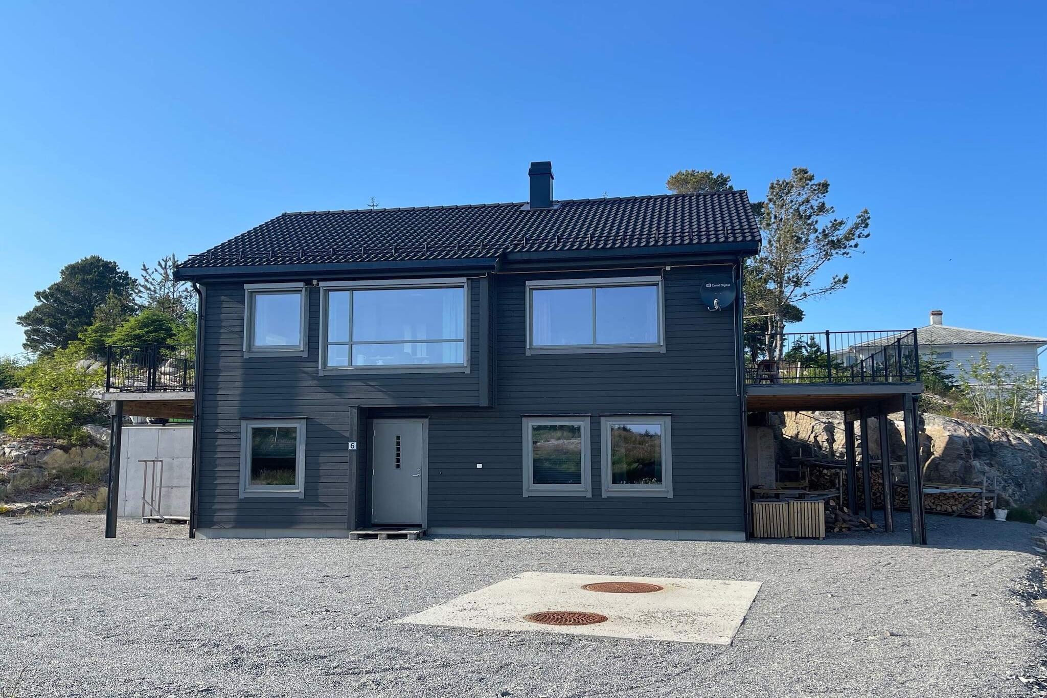 Great and exclusive holiday home on the fishing paradise of Hellesøy, perfect for fishing holidays and anyone who wants peace and quiet in beautiful surroundings. Great holiday home that is perfectly situated, protected from the wind from the north in rugged surroundings on the fishing paradise of Hellesøy. 4 bedrooms, 2 bathrooms with underfloor heating. Large and open, well-equipped kitchen with access to the terrace in the north-west. Large window surfaces provide a great view of the sea. From the living room, you have access to a terrace with a great view of the boathouse and the canal as well as the town. 400 meters from the house there is a jetty with the boats, and there is a covered fileting space for fish with running water and light. Boats for rent, please book at the same time as booking the house: 2 x Øyen 530 with 40 HP Suzuki/Yamaha outboard motor, chart plotter, sonar and GPS. 2 kayaks for rent free of charge. 400 m to electric car charging facilities.