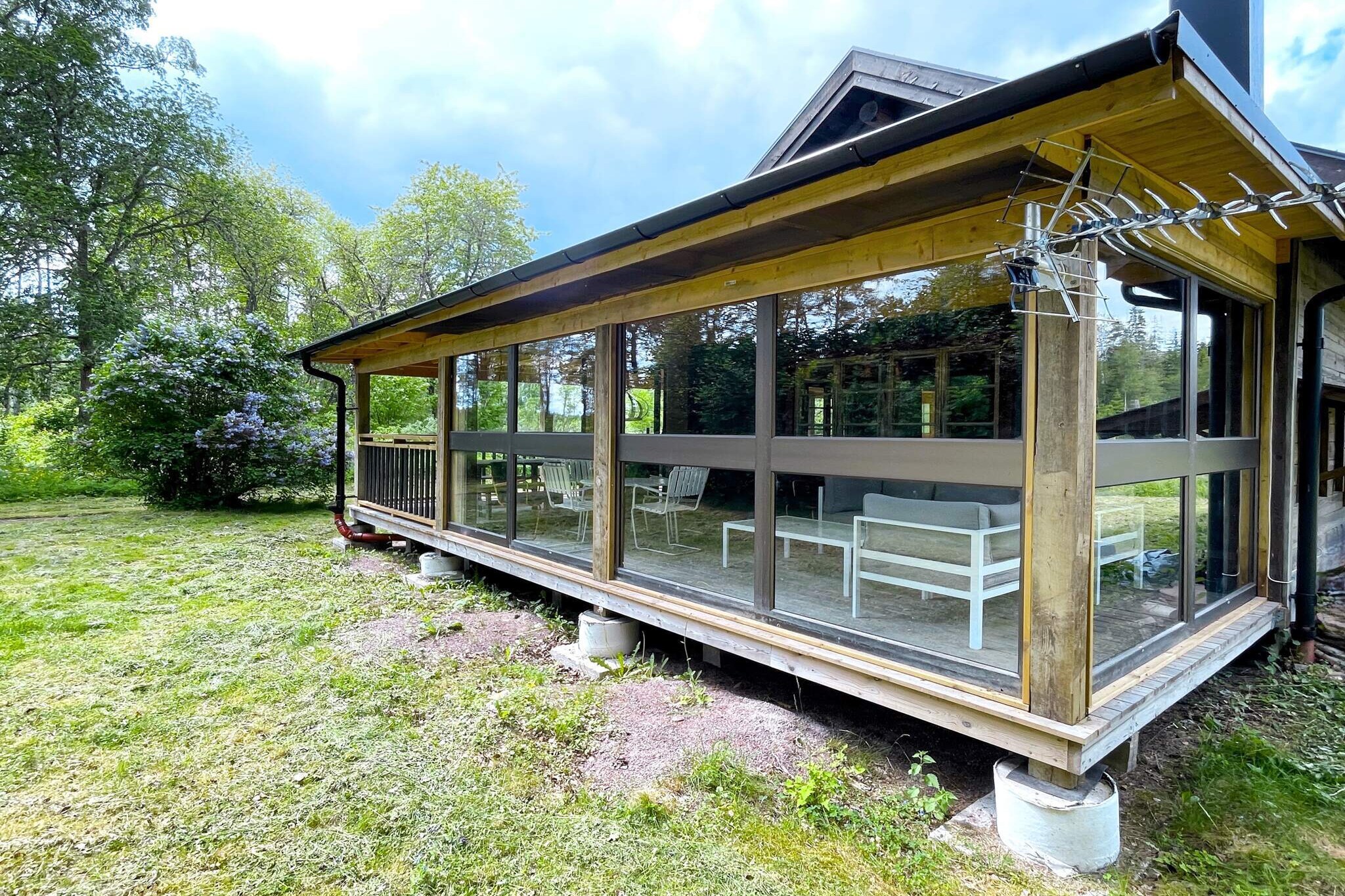 A warm welcome to Gråbo and this cozy cabin with a unique and private location in the beautiful Småland forests. A lovely log cabin with beautiful details both inside and out. The cottage is located at the end of a private road, so you can really enjoy your holiday in the company of good friends without uninvited guests. The house is located next to a small lake and you get to experience nature and the rich animal life right next to the house. Settle down at the entrance on the covered patio deck and feel the holiday tranquility come. Light the grill in the evening and enjoy the silence of the surroundings while dinner is being prepared. Social living room with open plan to the kitchen. The kitchen is equipped with a fridge, freezer, oven, microwave and stove. Dining table for four people, sofa and stove which can of course be used by your accommodation. Bedroom with double bed (90+90) which can be shared if you wish. Via the steep stairs you reach a cozy sleeping loft with two single beds (90+90). Fresh bathroom with WC, shower and washbasin. In the basement there is a washing machine. For those interested in golf, there are several good golf courses in the area, the closest is Gränna GK. There are several bathing lakes in the surroundings, the nearest is a few km away. Take the car to Vättern or the beautiful Bunnsjöarna, which also offer good fishing. After agreement with the owner, you can use Stensjön, which is the owner's private lake. Visit Gränna and wander the cobbled streets between the beautiful wooden houses. Visit one of the many polka pig cookeries and watch these delicacies being prepared. Take the ferry over to Visingsö and rent bikes and discover this bike-friendly island. The nearest larger city is Jönköping, which has a rich selection of shopping, restaurants and attractions. Walk along Lake Vättern's shore and have lunch outside on the pier in central Jönköping.