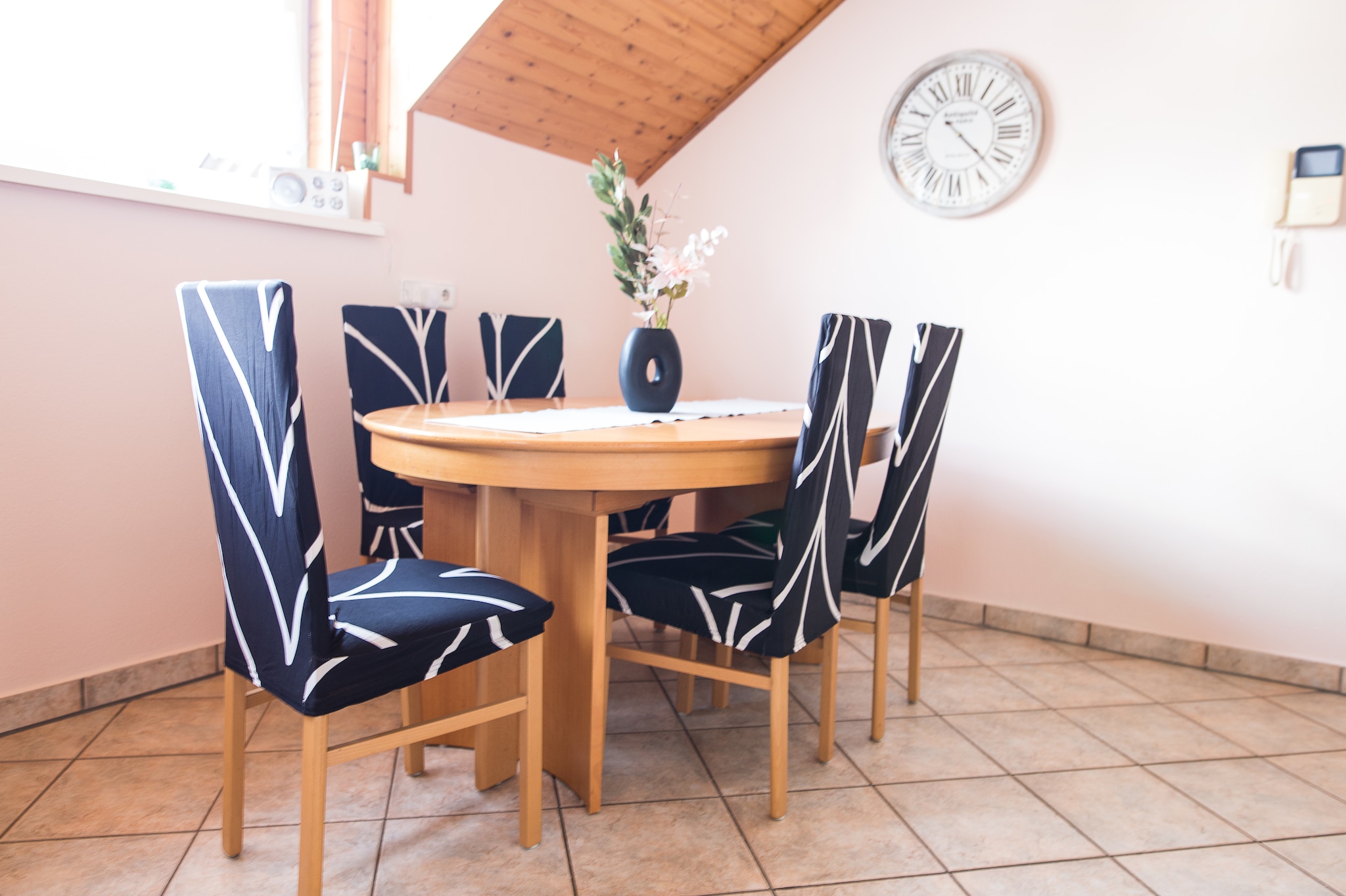 The holiday flat is in a quiet location with a view of the Dobratsch. Arnoldstein is located directly in the border triangle, Villach is 20 km away, Tarvisio (Italy) 12 km and Kranjska Gora (Slovenia) 24 km. The location of the holiday flat is ideal for a hike to the border triangle, the Carnic High Trail and the Southern Alps Panorama Trail are practically on the doorstep. If you want to go swimming, you can reach Lake Faak in about 15 minutes by car or Lake Pressegg in about 20 minutes.
Make yourself at home, that's our motto. In addition to the fully equipped kitchen (fridge, dishwasher, electric cooker, oven, microwave etc.) and the spacious bedroom, a cosy living area, which can be converted into a bed, awaits you. The holiday flat offers space for a maximum of 4 people.
With Belvilla, an unforgettable holiday is guaranteed. We offer a wide range of unique holiday homes that will make your summer holiday, weekend getaway or skiing holiday extra special. Our range includes more than 40,000 holiday homes in 20 European countries. Whether you are looking for an authentic country house with pool in France, a charming house in Tuscany or a cosy chalet in the Alps - with us you will find the perfect accommodation for your family, as a couple or large group. Our holiday homes are located in beautiful places, be it on the coast, high in the mountains or in the middle of the city. Each house is unique and reflects the regional characteristics.
At Belvilla you enjoy absolute freedom and privacy. You can have breakfast in your pyjamas or talk undisturbed in the evening without having to worry about curfew. In your own holiday home you can prepare delicious meals with local ingredients or take a relaxing break at any time. You stay among locals and experience the authentic atmosphere of the region first hand. Our homeowners or managers are discreetly available on site and will be happy to give you valuable insider tips about the area.
At Belvilla, we are constantly on the lookout for new homes and destinations that meet the wishes of our guests. Book your holiday today and we will ensure an unforgettable stay in one of our unique holiday homes.