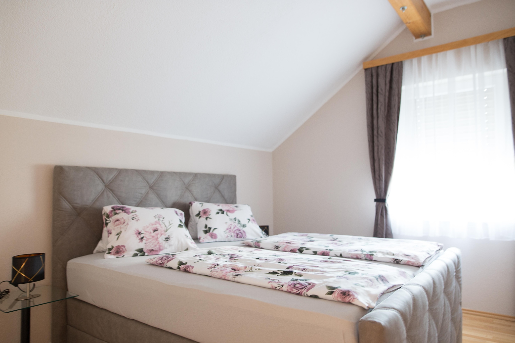 On the 1st floor: (Living room(double sofa bed, TV), open kitchen(dining table, electric kettle, cooker, coffee machine, oven, microwave, dishwasher, fridge), bedroom(double bed), bathroom(shower, washbasin, toilet), Landing)\n\nparking lot(public)