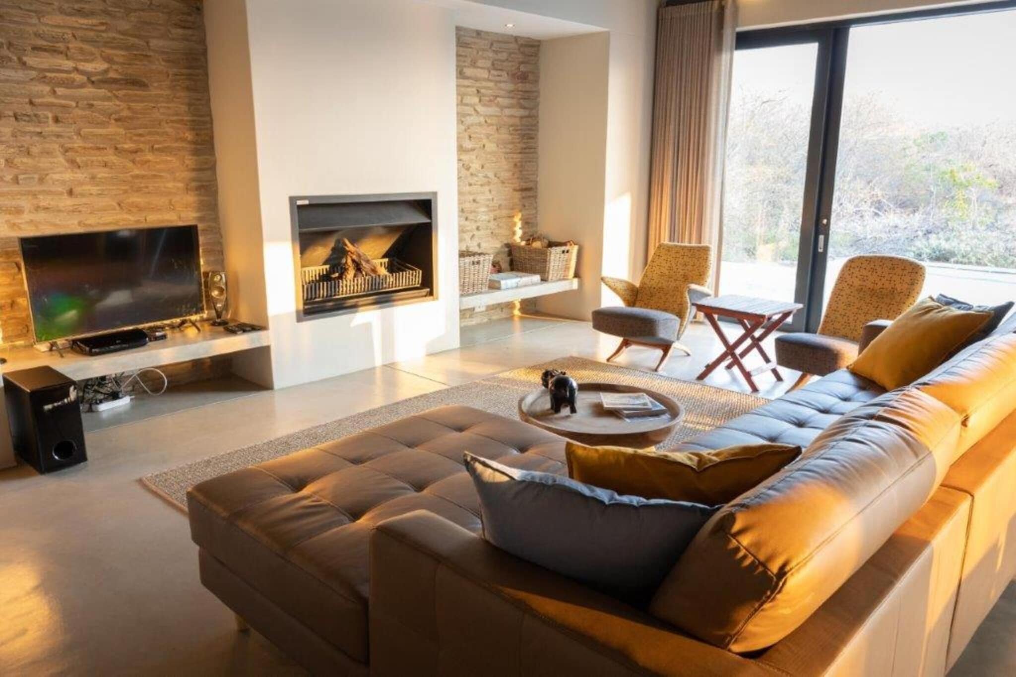 This villa overlooks the fantastic view and is fully equipped for a comfortable family stay. On the terrace, you have a hot tub incorporated into the architecture with a view of the Blyde River Canyon. The villa has three spacious bedrooms and is suitable for six people. All rooms have their own outdoor space, making it a very suitable villa for a group. A beautiful light has been created in this authentic villa. This has been achieved thanks to large and high windows. French doors create the complete light in the villa.

Located in South Africa's Limpopo province, Hoedspruit is known as the gateway to the famous Kruger National Park. It is a popular destination for adventurous travellers looking for an authentic safari experience in the 'Rainbow Nation'. You can fully enjoy the beautiful nature, wildlife and unique culture of the local people. In the area, there are many opportunities for game drives, walks and even balloon rides over the savannah. There are also some interesting sights, such as the Moholoholo Wildlife Rehabilitation Centre, where visitors can learn more about the rehabilitation of injured and endangered animals.


Around the spacious terrace are beautiful trees that are located around the house, which makes the outdoor area a very attractive place. From the hot tub, you walk directly into the heated swimming pool. The guest toilet and additional shower are adjacent to the terrace. In addition to all this, there is an outdoor kitchen with a large barbecue, perfect for a braai under the stars. The enclosed boma is of course the place to end a beautiful African day full of adventures by a nice campfire.

With a Belvilla you are guaranteed a successful holiday. There is always a Belvilla that will give you an unforgettable holiday. We have a surprising and wide range of unique holiday homes for summer holidays, a weekend break or a week's winter sports. The selection consists of more than 40,000 holiday homes in 20 European countries. Unique holiday homes with regional characteristics in beautiful locations, whether by the coast, high up in the mountains or centrally in the city centre. Think authentic country houses with swimming pool in France, special agritourisms in Tuscany, sturdy chalets in the Alps or large houses in the Ardennes. For a family, a couple or for a large group. You will find them in the most beautiful places, so there is enough to do and discover for everyone! We are constantly looking for new houses and new destinations that suit the wishes of our guests.

A Belvilla gives you the freedom to have breakfast in pyjamas or nightly conversations without having to watch the bar closing time. With local ingredients you can prepare the most delicious dishes and in the private pool you can take a relaxing dip whenever you want. The homeowner or manager is discreetly your contact person on site and will be happy to give you special tips about the area.