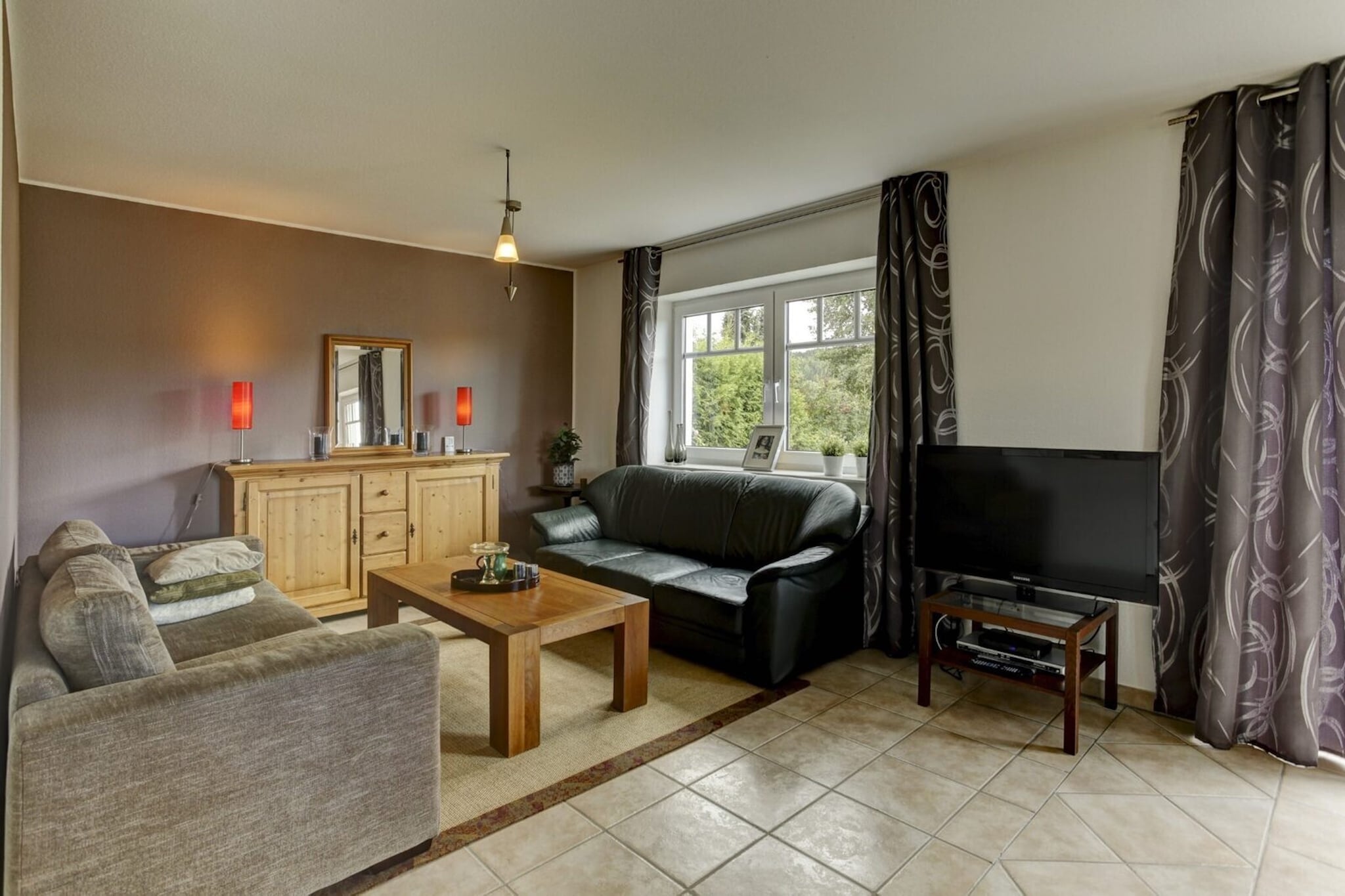 A detached holiday home for 6 people of approx. 112 m2 on a plot of 598 m2, equipped with all amenities. Quietly situated in the middle of the Sauerland nature with a breathtaking view of the mountains. A beautiful spacious living room with wood stove, a fully equipped kitchen, a bathroom with bath and separate shower and 3 bedrooms. The house has a beautiful garden with terraces. You can now enjoy being outdoors even longer under the large canopy. For the children there is a slide and a swing.
The house is located in Medebach, a 15-minute drive from the tourist towns of Winterberg and Willingen. The area is a tranquil nature and bird sanctuary. A beautiful area in both summer and winter. You can hike, cycle, mountain bike and motorbike, swim in the nearby lakes, sit on the terrace or read a book in the garden. In winter you can practice cross-country skiing and downhill skiing.
Medebach has a unique climate with significantly more hours of sunshine than in the rest of the Sauerland, it is also known as the "Tuscany of the Sauerland". Nearby you can swim in the subtropical bathing paradise, horseback riding, fishing or bowling. In short, there is a lot: you can enjoy the peace and be active in many different ways.