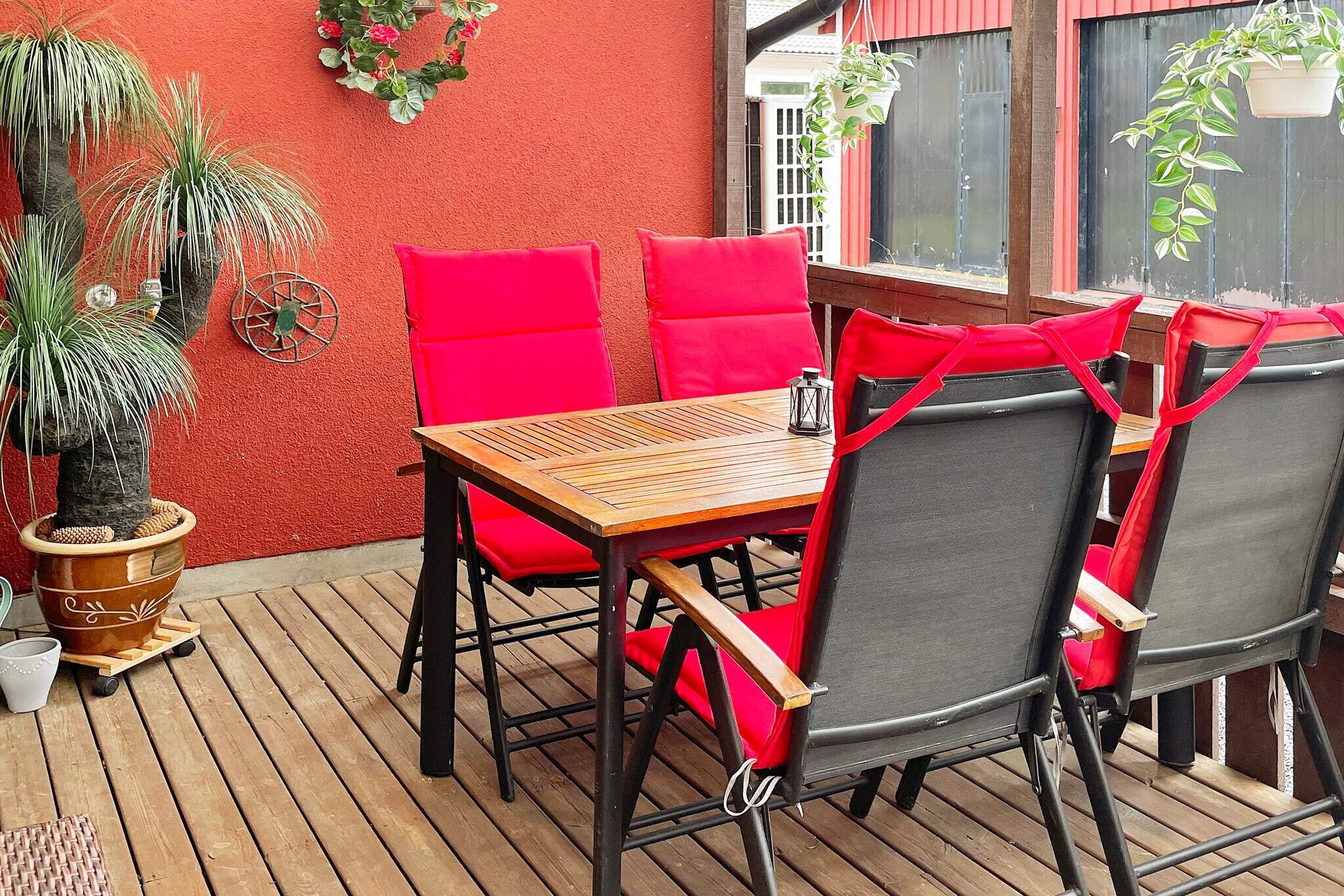 Welcome to a large, spacious house in a residential area close to nature. With proximity to a marina on a beautiful promontory out into lake MÃ¶ckeln, there is the opportunity to put in your own canoe or boat for fishing. NOTE: Not allowed to charge electric cars! The grove entrance by the garage door leads you through the laundry room into the house. Two of the bedrooms, one with a double bed and the other with a bunk bed, are both on the right and with the small toilet opposite. You then enter a large kitchen with spacious counter surfaces. Fully equipped for self-catering. The kitchen also contains a nice dining room part with access to the balcony on the private back side of the house. After the kitchen there is a larger bathroom with shower, wash basin, bidet and toilet. The hall with another entrance door on the front of the house. At this end of the house is also a third bedroom with a double bed and the large living room with TV and sofa with divan for relaxation or socializing. On the cozy covered terrace you get shelter on rainy days and shade on the sunniest. Here you can choose between a sofa group in rattan and furniture for meals to sit in. The villa is located in a quiet area near Linne's birthplace RÃ¥shult. A cultural reserve with garden cafÃ©, shop and guided tours. There, as in the HÃ¶Ã¶ nature reserve, there are beautiful hiking trails to explore the SmÃ¥land forest. For those interested in furniture, the IKEA museum in Ã„lmhult is a favorite excursion destination and at the same time perhaps visit the IKEA department store in the founder's hometown. With cycling distance to summer open vegetable stand, grocery store and restaurant, it is also possible to take the train to and from this accommodation or to Copenhagen during the day if you wish. Within walking distance is DiÃ¶ beach with bathing from the jetty or sandy beach. There are also several barbecue areas to use for a meal by the fire. A short drive away is SjÃ¶stugan's campsite with rowing boat and kayak rentals, etc. Other activities offered there are adventure golf, hot tub and sauna. Welcome to get active or just relax in fantastic scenery.