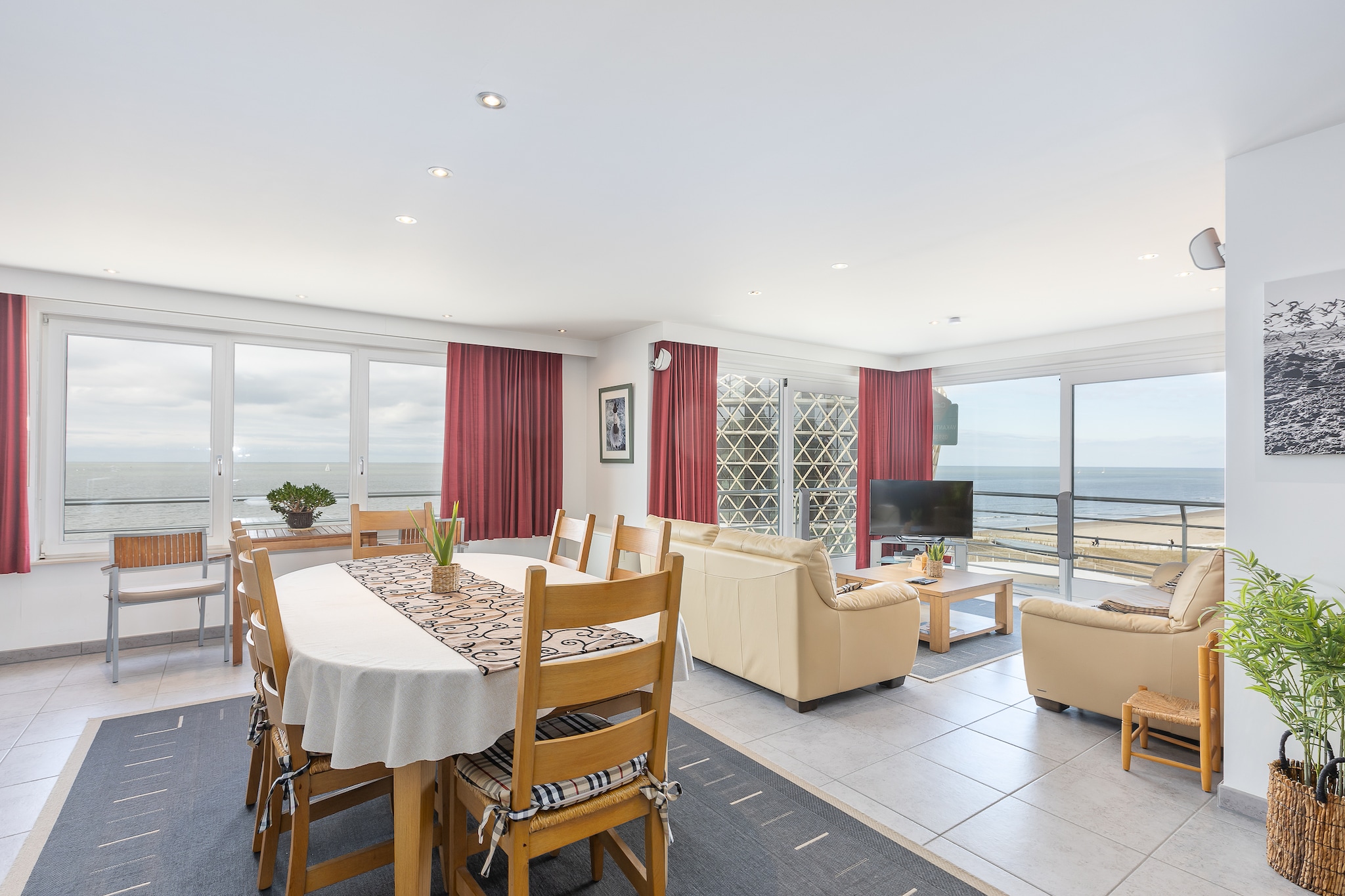 Apartment with frontal sea-views