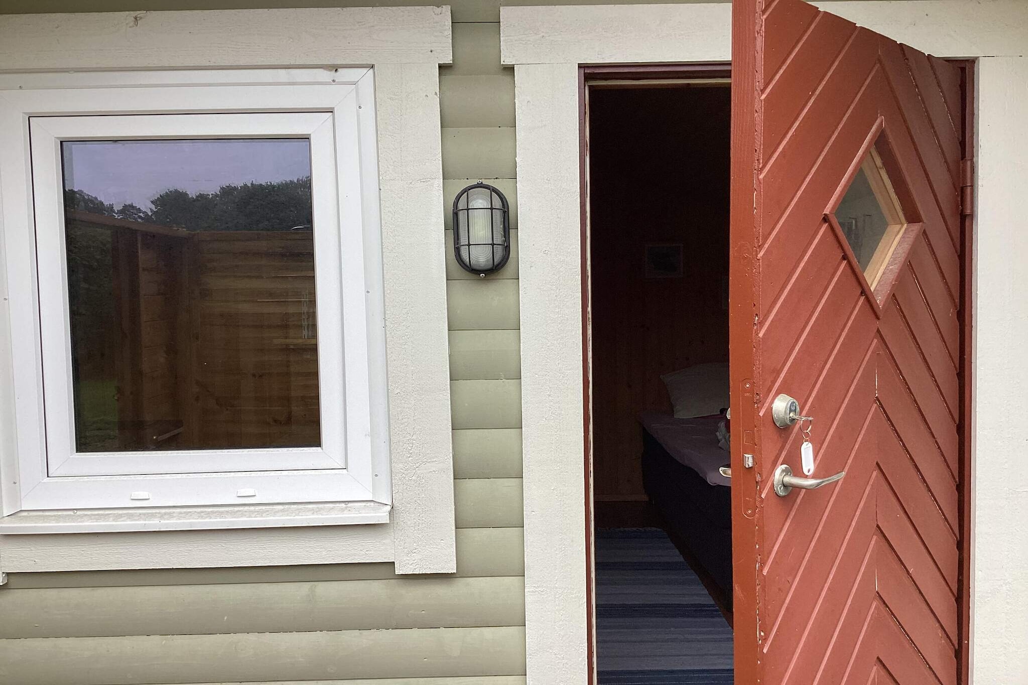 Welcome to our charming cottage by Lake Ivösjön for bathers and fishermen! We are happy to offer you a relaxing and scenic stay in our compact cabin. The cottage is equipped with a practical kitchenette where you can prepare simple meals, a comfortable bunk bed for a good night's sleep and a fresh bathroom for your convenience. But it's not just the cottage itself that makes your stay special. The area around the cabin is truly amazing and has something for all nature lovers. Lake Ivösjön, which is only 200 meters away, is a gem with its fine beach. Here you can enjoy sunny days by the water, take a refreshing dip or simply relax on the beach with a good book. For the adventurous, Ivösjön also offers the opportunity to rent canoes. Get out on the water and explore the pristine beauty of the lake, paddle along its calm waters and experience the peaceful atmosphere. After a day full of activities, you can return to the cabin and enjoy the tranquility. Take a walk, breathe in the fresh air and let the stress drain away from you. Welcome to the cottage that will give you a memorable stay. There is a lot to do in Skåne within a reasonable distance. In addition to that, there is for those of you who appreciate swimming, fishing, walking or cycling as much as beautiful as possible. You have short distances by car to an incredible number of lakes, Ivösjön, Immeln (there is also an ice cream boat here in the summer), Oppmannasjön to name a few. You also have Vångaberget, which is suitable for cycling in summer. If you want to swim on one of the finest beaches in Scania, Yngsjöstrand is ideally located. The golf course in Sölvesborg is approximately 15 minutes away by car. Along the coast towards Österlen, you also have Kivik's Musteri, Stenshuvud, Ale's stones and much, much more.