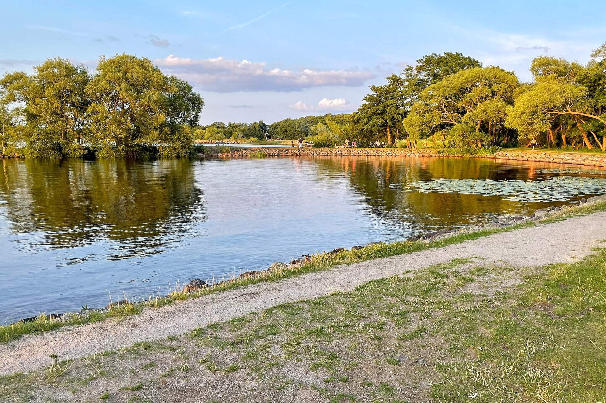 Internet Access DSL, Kitchen(cooker(2 ring stoves), microwave, fridge-freezer), Living/bed room(2x bunk bed), bathroom(washbasin, shower, toilet, washing machine), coffee machine, heating(electric), garden furniture, parking