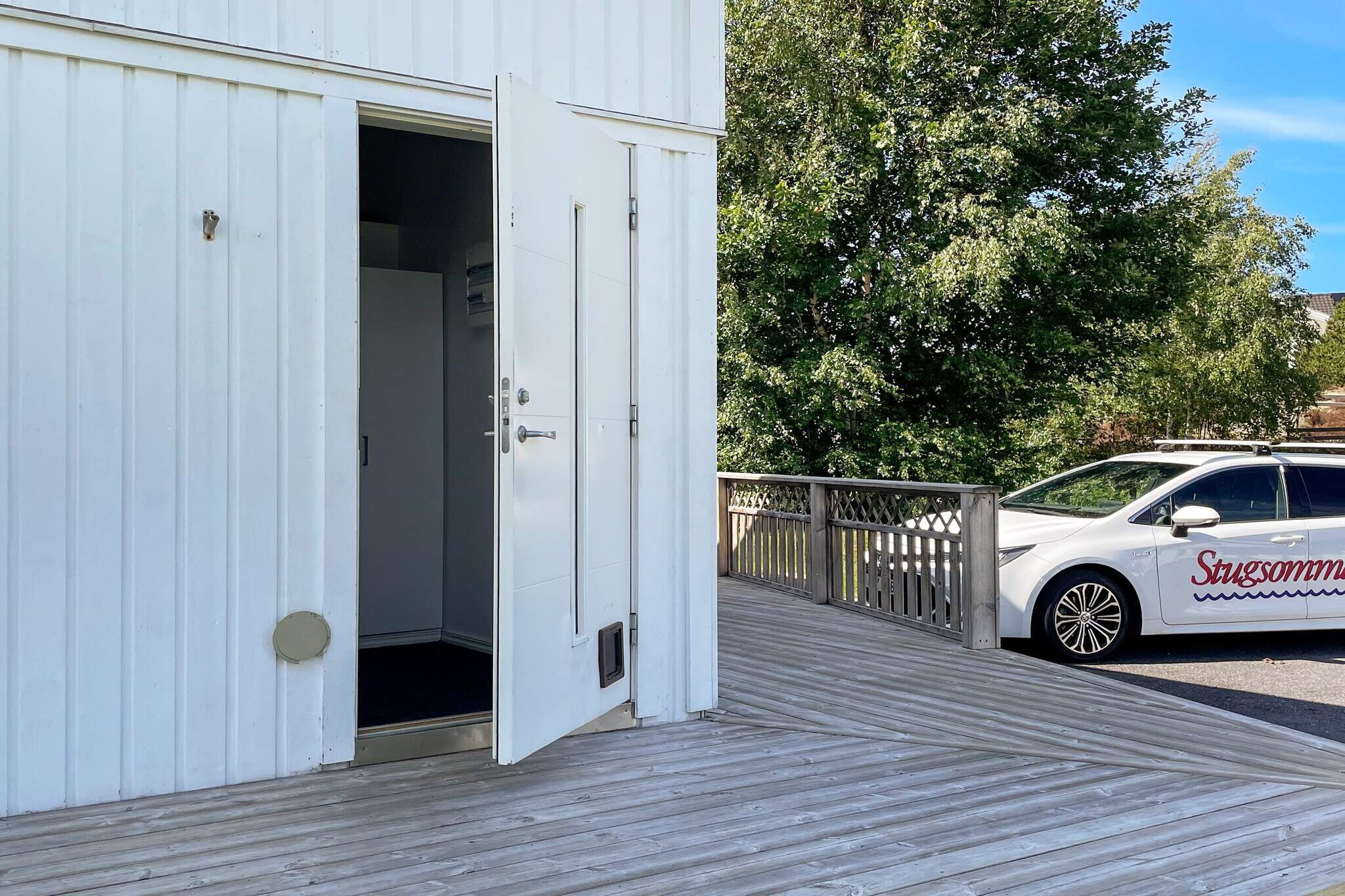 A warm welcome to the popular and charming small town of RÃ¶nnÃ¤ng, which is located on the beautiful island of TjÃ¶rn on the southwest side. Here in this small white cottage you live close to BohuslÃ¤n's salty baths, lovely nature and warm rocks. The cottage is a guest cottage located in a quiet cottage and villa area. The cottage is on a lawn with a sun deck/balcony with outdoor furniture. Everything is open plan. It is bright and homely furnished. The kitchen is fully equipped with everything you could need. Refrigerator with freezer, microwave, stove with 4 plates and a seat for 3-4 people. The kitchen area is separate and the dining area is under the stairs. Next to it is a comfortable sofa with a coffee table for hanging out in the evenings. In addition to this, there is a TV screen where you can connect and stream. However, no Swedish TV channels. In the living room there are two single beds (90cm). Up the stairs to the loft is another 90 cm bed. The accommodation is excellent for the family or group of 2-3 people who want to experience the west coast together. There is a small path about 5 minutes from the house down to a cozy small swimming area. If you want to enjoy more sand between your toes and with a jumping tower, KÃ¥revik's bathing area is not far from the accommodation. Bring bed linen. The house must be cleaned before departure. The center of RÃ¶nnÃ¤ng is about 2 km from your accommodation and there you can eat well at the restaurant, buy ice cream or put on your rubber shoes and walk on the walking path up to TjÃ¶rnehuvud. The walk is well worth doing because once you are up, you will be able to enjoy a mile-wide view both towards Ã…stol, DyrÃ¶n, MarstrandsÃ¶n, TjÃ¶rnekalv and also KlÃ¤desholmen. From RÃ¶nnÃ¤ngs Brygga, during the summer season, daily boat trips go out to nearby islands, which also have many attractions to discover. Welcome to the perfect accommodation for adventures and experiences for both children and adults.