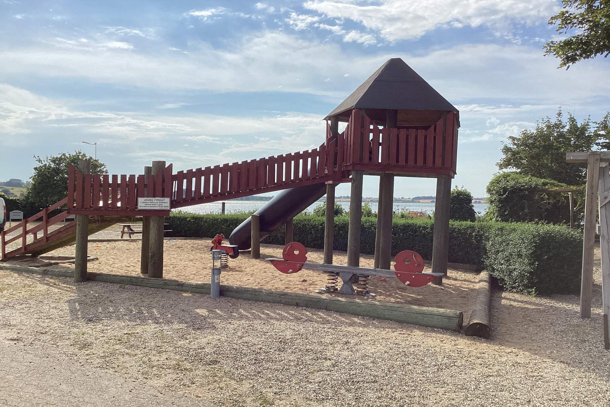 Internet Access DSL, Living room(double bed), Living room(2x single folding bed), Living room, Kitchen(cooker(electric), coffee machine), bathroom(washbasin, shower, toilet), dishwasher, play equipment, table tennis table, billiards