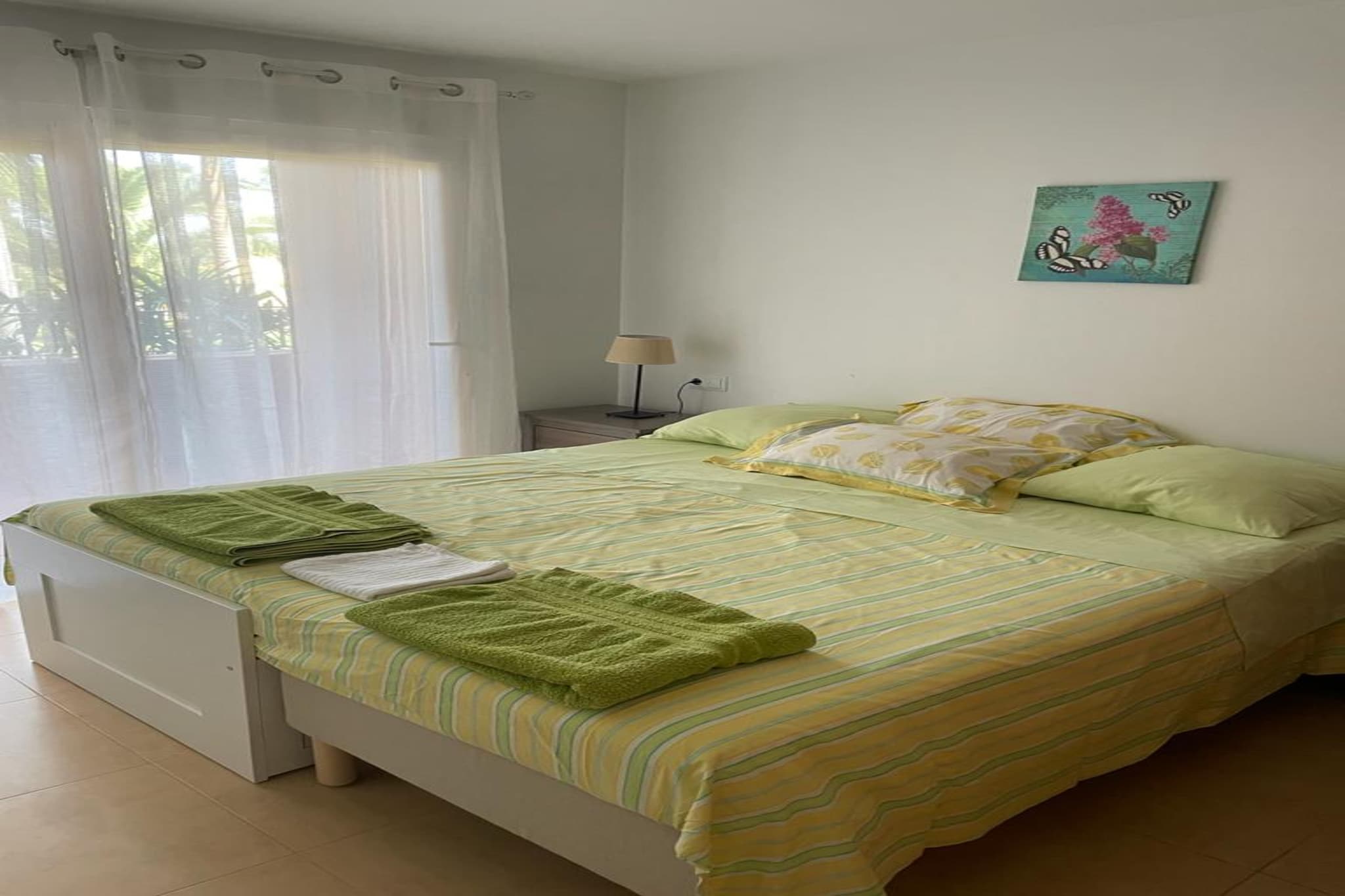 Ground floor: (open kitchen(hob, toaster, coffee machine, espresso machine, combination microwave, dishwasher, fridge, washing machine, Hand blender), Living/diningroom(double sofa bed, TV, dining table(6 persons), seating area), bedroom(double bed), bedroom(single bed, single bed), bathroom(bathtub with shower, washbasin, washbasin, toilet), bathroom(shower, washbasin, toilet))\n\ndining table(8 persons), sauna(paid), infrared sauna(paid), air conditioning, terrace(60 m2), garden, garden furniture, sun loungers, BBQ, parking, pond, swimming pool(shared with other guests), tennis court, boules court, play equipment, slide, padel court, fitness equipment(shared with other guests), Swing set