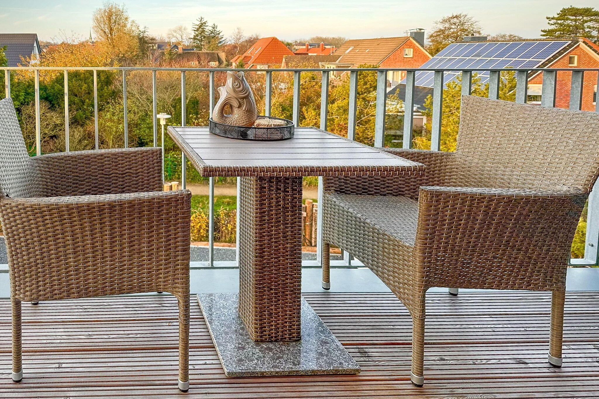 This apartment is centrally but also very quietly located in St. Peter-Dorf and is a perfect starting point. It is on the 2nd floor and offers a spacious, light-flooded living room with a comfortable sofa and access to the balcony. The open kitchen is perfectly equipped and the bathroom has a walk-in shower, among other things. In the non-smoking holiday apartment you will be provided with free WiFi (fiber optic). The apartment is heated by underfloor heating. All windows can be darkened with blackout pleated blinds, the Velux windows in the south with roller shutters. There is a parking space behind the house and a charging station (if available) for your electric car. Thus, the accommodation offers everything you need for your stay.
Highlights: WiFi, consumption-based energy costs, laundry package, final cleaning
The apartment is centrally but very quietly located in St. Peter-Dorf in a cul-de-sac and is a perfect starting point for your activities. The nearest beach crossing is only 450 m away. Shops, restaurants, the bakery and the weekly market are within easy walking distance.