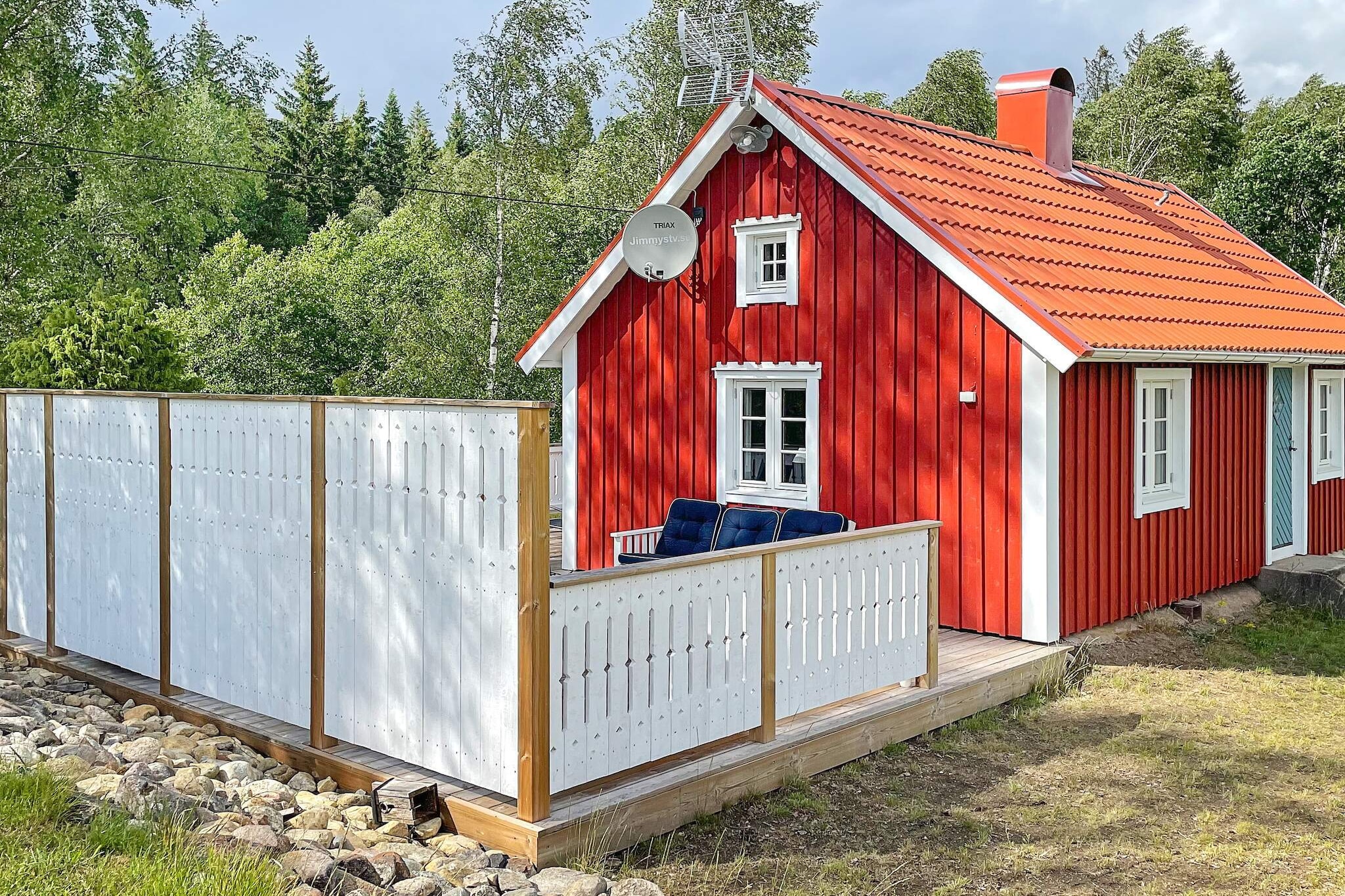 In this high and beautifully situated small cabin in the middle of nature, you can stay at any time of the year. Whatever the season, the view from the house and the embedded large balcony offers a fantastic view over both a pond, fields and forest. Along the winding dirt road up towards the cottage, you pass the mill with its 1,000-year history. The waterways all around, which supplied the mill wheel with power to grind flour, are today a well-visited excursion destination. The newly renovated house consists of a larger room with exposed ceiling beams for lots of space and light. There are 2 daybeds with a total of 4 beds to be able to both sit and watch TV and sleep in. Table with chairs for meals and a stove to fire on the slightly cooler days. The kitchen area at the back of the house has all the possibilities for self-catering. From here there is a patio door out onto the large wooden deck which has sun loungers, a charcoal grill and outdoor furniture to sit and enjoy both the sunrise and sunset. Spacious bathroom also new and fresh inside the well-preserved and renovated original door from before. The Siggaboda nature reserve and Ã…snen national park also have popular hiking trails to explore in the immediate area. A magical place to visit is the Black Mountains which is the world's largest diabase quarry and still in use. There is a museum, sculptures and a restaurant here. For those interested in furniture, the IKEA museum is not far from here and there is also a department store in the founder's hometown of Ã„lmhult. Another spectacular excursion destination is the Car Cemetery KyrkÃ¶ mosse, which consists of more than 100 old car wrecks left to nature. In the area, there are many lakes to both take a cooling dip in and buy a fishing license for great fishing luck. KuppersjÃ¶n's bathing area and Norraryd's campsite, about 1 mile away. In addition to the swimming area, the latter also has activities and the rental of canoes, bicycles and saunas. Welcome! The house is cleaned before departure!