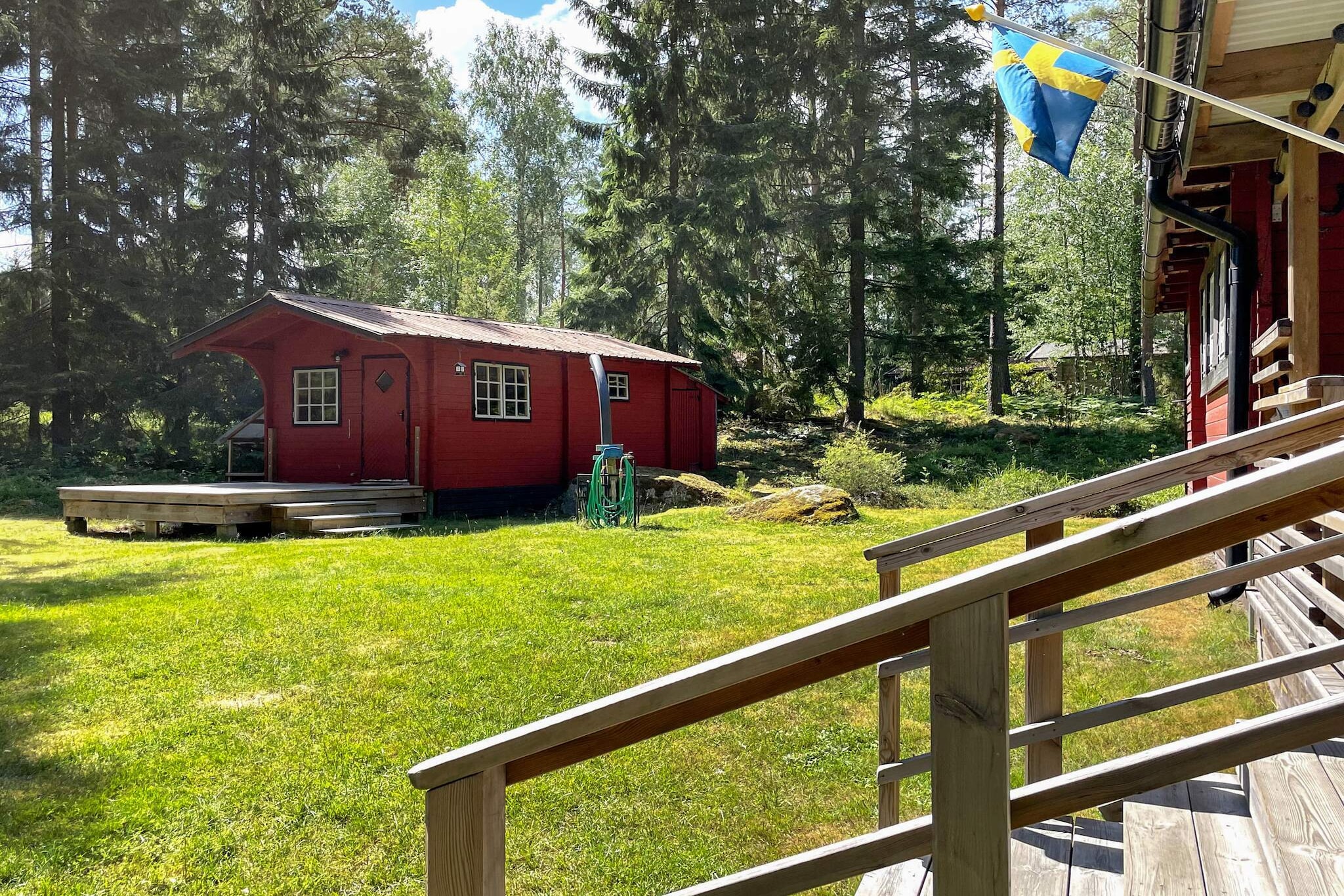 Welcome to Bränntorp near Rejmyre, a cozy cottage on a corner plot with an open floor plan, several patios and a sauna. There is also access to a guest cabin on the farm with 4 beds. The location is fantastically good with scenic surroundings, the area offers several swimming beaches. In addition, common areas such as a football field, barbecue area, swimming area, kiosk and mini golf course are offered. Pleasant cottage with two bedrooms, one double bed and one room with a bunk bed, kitchen with dining area in the living room where a large sofa and TV are placed. The house has a gable roof, which gives a more airy feeling, fiber (WIFI) is available in the cabin. On the farm there is a sauna house with a sauna, laundry area and social room as well as an annex with two bunk beds. All the houses have balconies, the main building has a large balcony which is enclosed with a roof and outdoor furniture, it is a good social area for good dinners and for those who just want to relax. The largest bathing area in Bränntorp is a nice bathing area managed by the Bränntorp road association. The bathing area is located by the lake Stora Gryten and here there are nice grassy areas, a small sandy beach and a large jetty. There is also a changing room here. The lake has a sandy bottom. For those who want to fish in the area, a fishing license is not needed. It takes 20 minutes to get to Rejmyre by car, here there are shops, restaurants and more. Rejmyre Glasbruk is a Swedish glassworks founded in 1810, Rejmyre Glasbruk offers guided tours of the mill, glassblowing in the cabin, factory shop and Hyttsill. Rejmyre Hantverksby, here you will find a lovely market feel with skilled craftsmanship and creativity. Here is Smedjan, which offers hand-forged interior details, tools and jewelry - everything from nails and knife blades to chandeliers and iron bowls. Find tasteful interior details at Hemboden and perhaps update the wardrobe at Rejmyre Kläd bod. If you want to go on other adventures and discover the big city of Norrköping, it takes about 35 minutes by car. Art and culture are a big part of Norrköping. In the heart of Norrköping lies Knäpingsborg with ancient buildings and its cozy restaurants, bars, cafes and lots of shopping. Worth a visit is the picturesque town of Söderköping with all its charm and the Göta canal passes through the town with its beautiful passenger boats. 45 kilometers from the house is Kolmården, the Nordic region's largest zoo, safari park and rides. If you want to go on a longer day trip, it is about a two-hour drive to Astrid Lindgren's world in Vimmerby, then you also pass the city of Linköping with all its offerings. Feel free to visit Gamla Linköping, which is one of Östergötland's biggest tourist destinations, here history comes alive and you can experience the city, countryside and forest as they were a hundred years ago. Welcome to visit Östergötland up close!