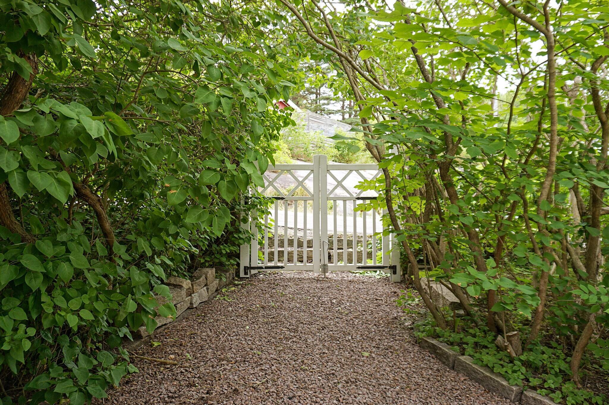 Internet Access DSL, Kitchen(cooker(electric), hood, coffee machine, oven, microwave, dishwasher, fridge-freezer, high chair), Living/bed room(2x single folding bed), bedroom(double bed), bedroom(double bed), bathroom(tumble dryer, washbasin, shower, toilet, washing machine), balcony, heating(electric), terrace(garden furniture), garden, parking, air to air heatpump