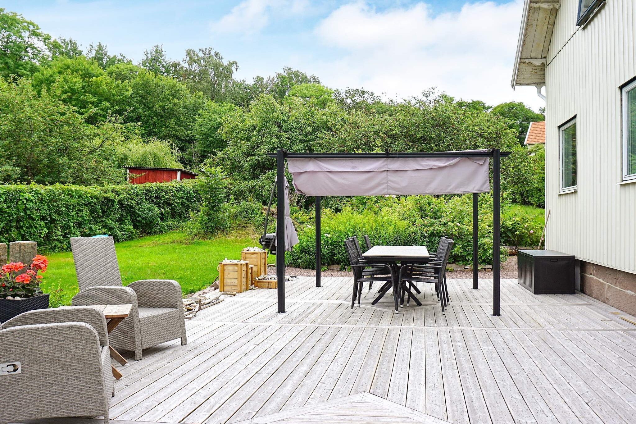 Newly renovated cozy accommodation near the sea and salty baths. Welcome to this recently completely renovated cozy cottage near Brofjorden's salty baths and nice walking areas in a scenic setting. Here you live comfortably and snugly with proximity to Lysekil and Brastad with many nearby bathing beaches (several bathing beaches within walking distance), golf course and other excursion destinations worth visiting. The accommodation is also a perfect starting point for those who want to practice outdoor life, popular in the area is to challenge the mountains in the form of rock climbing, it is not far to some of BohuslÃ¤n's best mountains or to explore the sea environment outside both from above and below the surface, feel free to bring or rent a kayak. In the immediate area there are several nice walking paths and paths, including the popular coastal path passing nearby where you can hike and maybe meet one of the forest's animals or pick your own mushrooms. From the cottage you can also easily reach e.g. Nordens Ark, SmÃ¶gen, Kungshamn etc. fine fishing and boating communities along the coast. The cottage is located on the edge of a residential area and has a large, lovely raised garden with trees, bushes and flowerbeds, here, to the children's great delight, a tree house has also been built. The cottage has hedges and gates that together enclose the entire garden. During the renovation, a nice terrace area with comfortable summer furniture and a grill as well as a small oasis with summer furniture under the shade of an apple tree was also built at the cabin, nice places to enjoy the sun and warmth or when grilling and enjoying meals, discussing the day's adventures or planning for new ones. You reach the cabin's entrance through a welcoming vestibule. Once inside, you are greeted by a large and well-proportioned kitchen with kitchen furniture group, stove, separate oven, fridge/freezer, microwave, coffee maker and dishwasher, large living room with, among other things, two comfortable sofas that can be turned into beds and TV for SVT play. Bathroom with shower and combined washing machine/dryer. At the entrance, a staircase leads up to the second floor, where you are met by two bedrooms, one of which is a walk-through room, a small reading corner and an exit to a large balcony from which you have a view of the valley. The cabin has WiFi connection. Lysekil, which is popularly known as &quot;The City by the Sea&quot;, is located at the far end of the sea belt. Experience the fantastic feeling of freedom that the sea gives us on hikes on nature reserves and paths with fine smooth red granite rocks that are unique in BohuslÃ¤n. During the summer season, many concerts with famous artists, sing-alongs in the park, etc. are offered. Several nice shops with a selection for different tastes. It is also a pleasure to ride the small train around Lysekil, during the trip you also get a bit of history about Lysekil or why not walk through the older part of Lysekil from the 17th - 19th century. Cozy buildings along the narrow street towards Norra Hamnen, which in recent years has become a beach promenade. Pinneviken's fine bathing area and StÃ¥ngehuvud's nature reserve known for its special light which has made the area well-visited by photographers, among others, here you can experience fantastic sunsets reflected in the sea. Take a boat trip across to the other side of the Gullmarsfjord and wander the winding streets among FiskebÃ¤ckskil's sea shacks and captain's villas. Welcome to a pleasant stay in Brastad and the surrounding area!