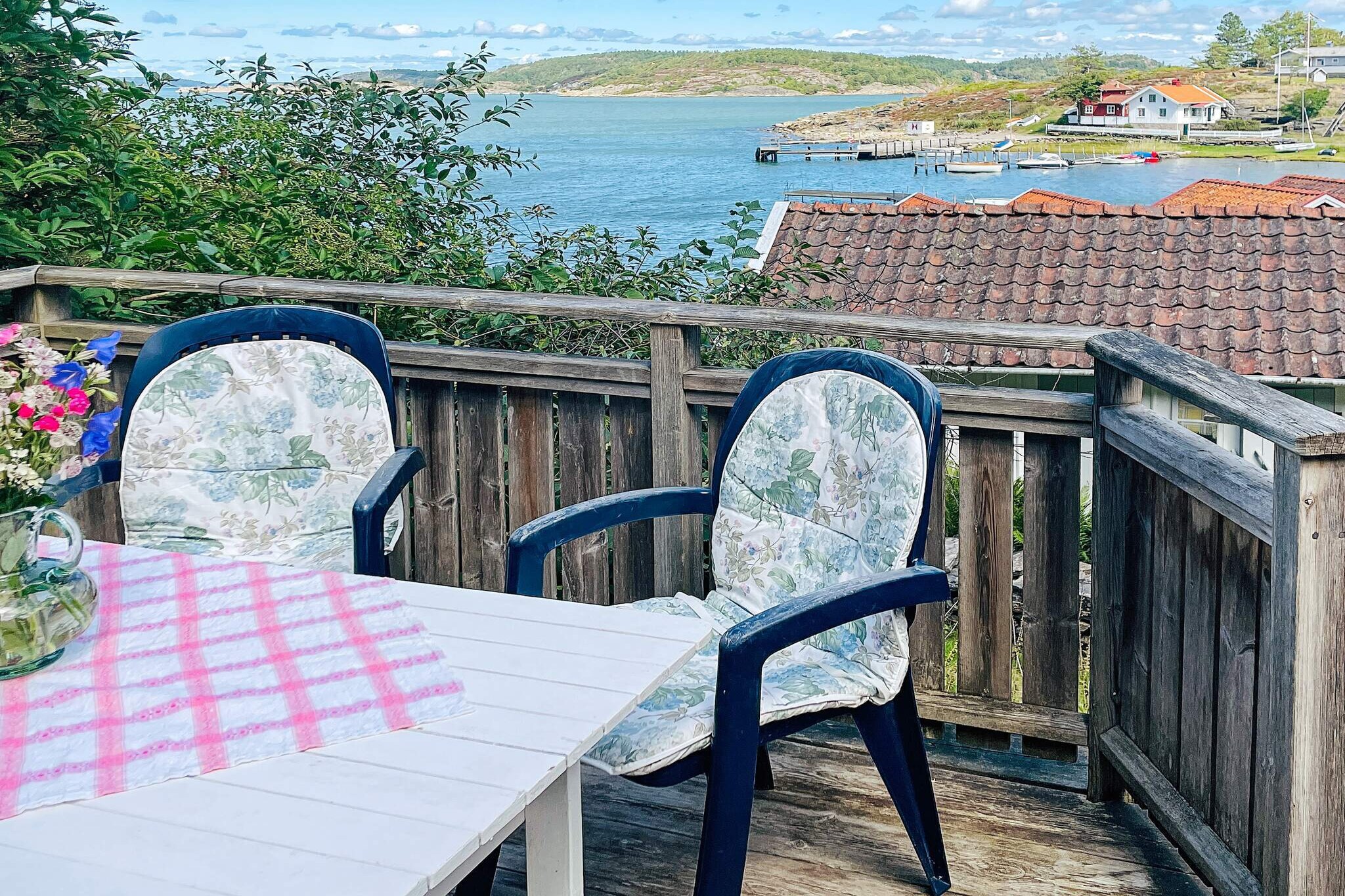 Welcome to an enchanting gem in the Hakefjord - BrattÃ¶n! When you take the passenger ferry over from RÃ¶rtÃ¥ngen to the island, a short but beautiful journey of about 5 minutes awaits. The journey is operated by VÃ¤sttrafik and takes you to a place where greenery thrives and picturesque houses are close together, surrounded by the fresh sea air. The cottage, with its unparalleled sea views, offers a simple but charming retreat for two people. Here you will find peace and relaxation, with the salty breeze right outside. The simple kitchen is equipped with the essential tools to prepare your meals, and with the sea view in front of you, every meal will be enjoyable. A special and natural experience awaits you with the outdoor shower that adorns the balcony. This unique shower gives you the chance to enjoy a refreshing moment with the spectacular view in front of you! BrattÃ¶n is not only a place for relaxation but also a place for discovery. The island houses a beautiful nature reserve, where you can explore a diversity of plants. Up towards the highest point on the island, BlÃ¥kullen, better known as BlÃ¥kulla, which rises 131 meters above sea level. From the top of BrattÃ¶n a wonderful world of expansive views opens up! After hiking up through the forest for about 1 km, you are rewarded with an absolutely unique experience. The landscape splits open, and a panorama spreads out. Many visitors choose to take day trips to BrattÃ¶n. They take the ferry in the morning, explore the island with picnic baskets in hand and enjoy swimming in the clear water before the ferry takes them back to the mainland in the afternoon. An idyllic day that gets even better when you can retire to the cabin after the day's adventure. So if you long for a place where greenery, sea and cute houses meet, BrattÃ¶n is the perfect destination for you. From RÃ¶rtÃ¥ngen, where the ferry docks, it is 20 minutes by car to Marstrand, 45 minutes to Gothenburg's inner city and about 18 minutes to KungÃ¤lv. On request, it may be ok to bring a dog. Welcome to this enchanting island that will give you an experience to remember!