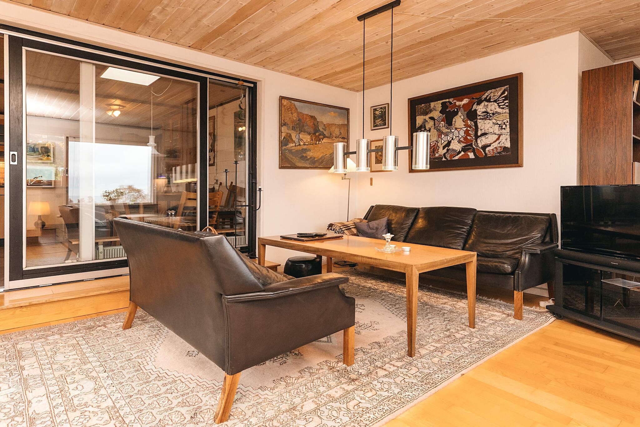 Highly located authentic cottage in the second row with magnificent views of the water and the Great Belt Bridge.
The holiday home was built in 1975 and last renovated in 1995, and the interior is also older but in good working order.
The living room, bedrooms, kitchen, and bathroom have sea views.
A charming, atypical, high-altitude cottage, partially built into the ground.
For those who are less interested in decor and interior design and more interested in location, views, nature, and peaceful surroundings.
Upstairs there is a bathroom with shower, living room with access to a large terrace, kitchen-dining room and a large renovated bedroom/living room with double bed and wood-burning stove.
Downstairs, there is a large bedroom with a double bed and a single bed, and direct access to a partially covered terrace and the garden.
The annex, which is best suited for summer use, is furnished with a double bed. There is a satellite dish with German and Danish channels, as well as fast Wi-Fi and Chromecast for streaming your own TV packages.
The garden, pergola, and wooden terrace are well planted, cozy, and largely secluded.
Located just over 100 meters from a child-friendly sandy beach and the coast, which offers good fishing all year round.
Water and gas (for cooking) are included in the price.
Not available for rent to youth or tradespeople groups.
