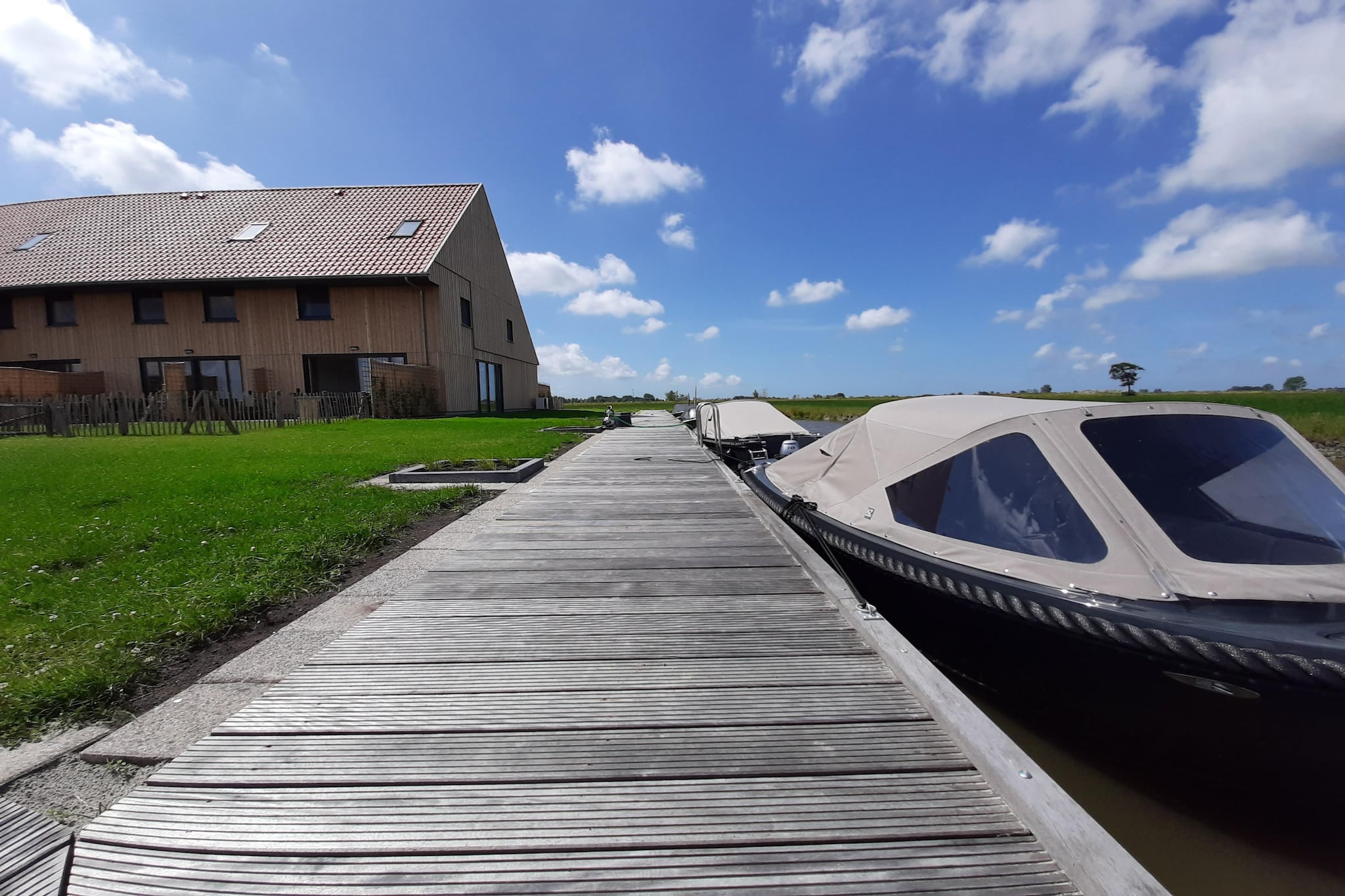 Friese Villa 6 pers met sloep optioneel bij te boeken - Tuinen zomer