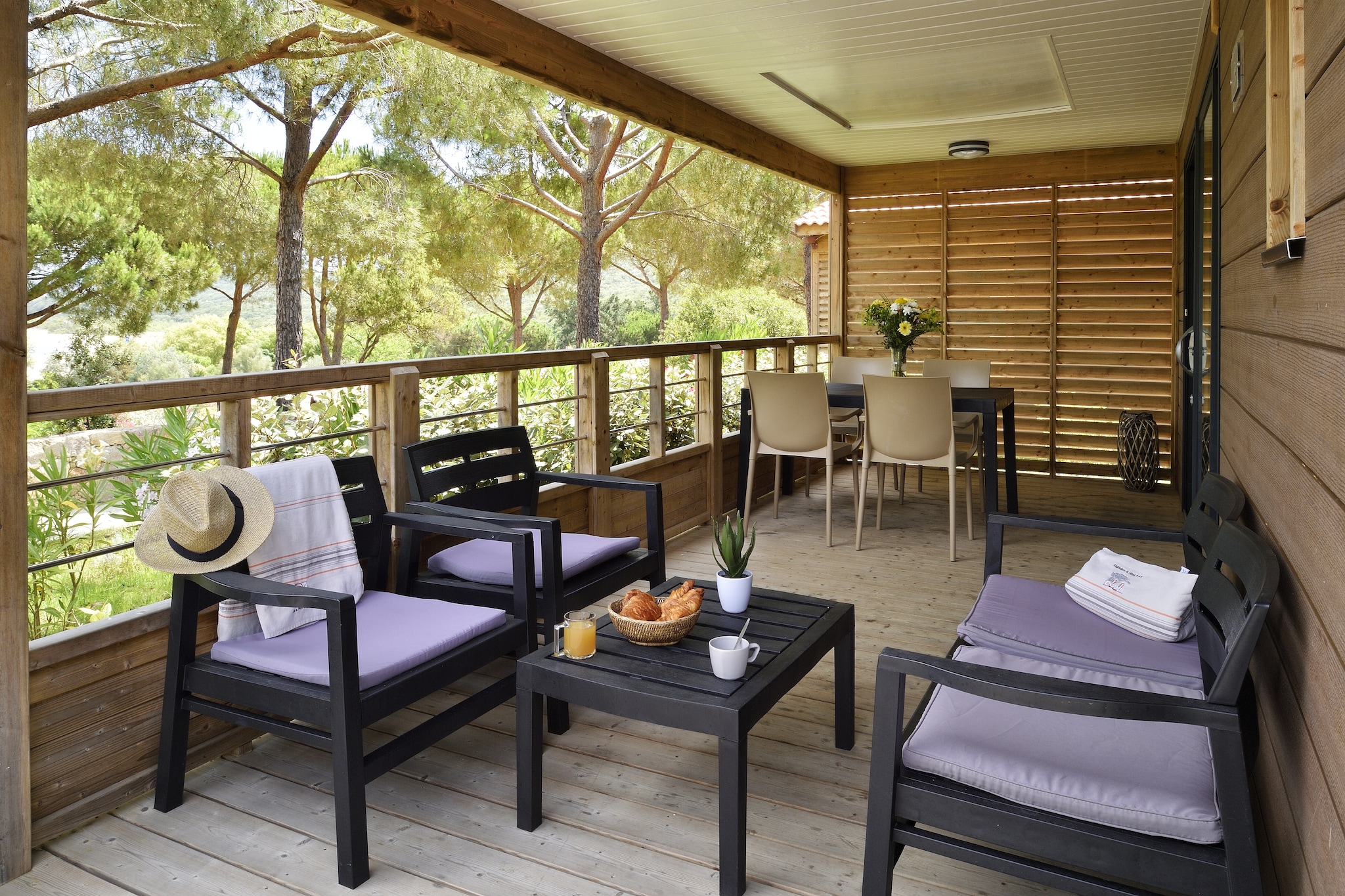 Kitchenette(electric kettle, toaster, cooker, cooker, cooker, cooker, coffee machine, microwave, dishwasher, fridge-freezer), Living/diningroom(TV(flatscreen)), bedroom(double bed(160 x 190 cm)), bedroom(single bed(90 x 190 cm), single trundle bed(90 x 190 cm), single loft bed(90 x 190 cm)), bathroom(shower, washbasin), toilet, washing machine(shared with other guests, paid), air conditioning, terrace(roofed), garden furniture, parking