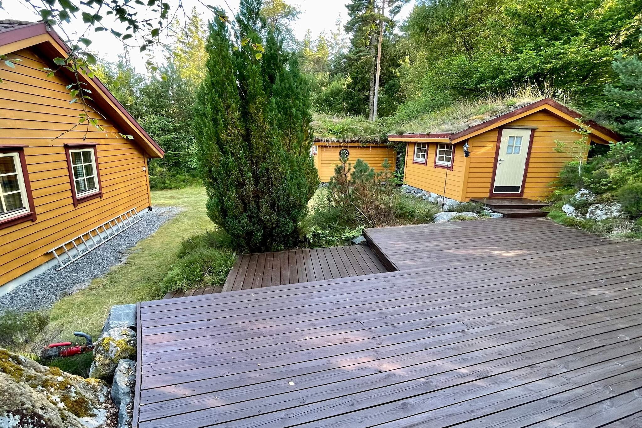 This holiday home is a hidden little gem, perfect for families and fishing enthusiasts. Holiday cottage with a small garden, large terrace, and a boathouse. In addition, an annex of approx. 15m2 makes 4 bedrooms in total. Well-equipped kitchen, dining area and living room, as well as a separate TV room. If the sun is shining, you can find a sheltered corner by the cabin or boathouse. About 30 m from the cabin, you will find the boathouse, where the lower floor is at your disposal. Here, you have a large terrace by the quay where children and adults can fish for crabs or swim. The area is great for children and young people with a playground at the school a few hundred meters away as well as a football pitch and ball pit. Boat for rent with the holiday home. With its 50 hp 4-stroke outboard motor, you can easily get to great fishing spots within a short distance. Bømlo is known for its many species of fish; rumor has it that someone caught as many as 23 different species on one holiday. Great hiking opportunities with many hiking trails close by, as well as Sigjo at 475 m and panoramic view from the top. The holiday home has two parking spaces. It is possible to load and unload right outside the cabin, while parking during your stay is 30 m away. If you have several cars/trailers, these can be parked by the football pitch approx. 300 m away.