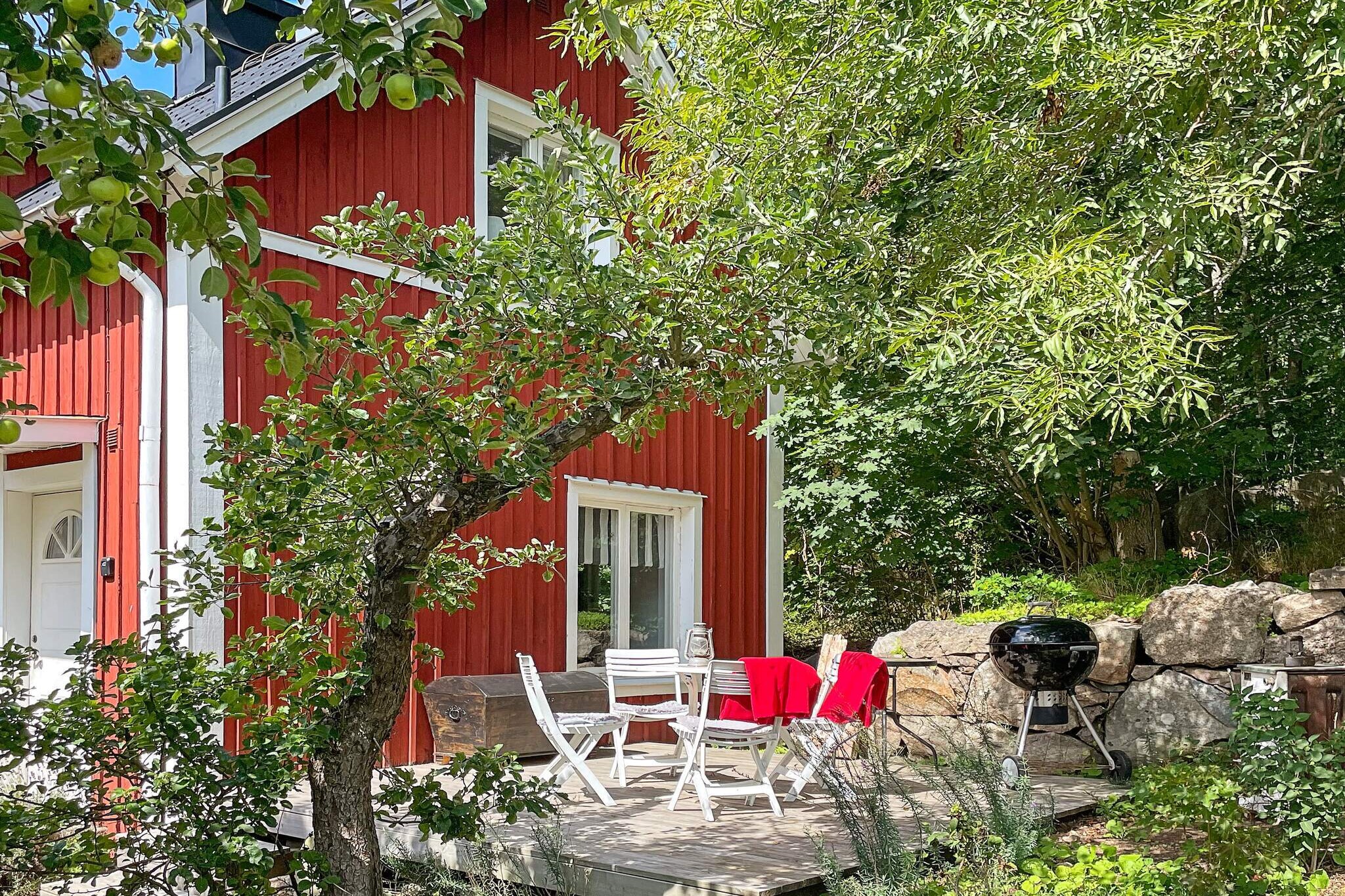 Beautiful, newly renovated house  in the archipelago  close to Ã…ryd close to Karlshamn and beautiful sea bathing in GuÃ¶vik. Here you can enjoy  a lovely secluded garden with fruit trees and a small pond under the beautiful tree crowns. You have a nice terrace with outdoor furniture and barbecue. Behind the house you can enjoy beautiful nature and cool rock formations. You have a large living room with sofa, TV and dining furniture. The kitchen is neat, spacious and, among other things, equipped with an air fryer and a moccamaster. Bedrooms are upstairs, where you have a bedroom with a comfortable double bed and a more open bedroom with a day bed that is made up to a double bed. Comfortable recliners are also available. The bathroom has a toilet, sink, shower and washing machine. There are 2 bicycles in existing condition you can borrow on site. If AC is desired, there will be an additional cost on site. Here you are perfectly located to explore Blekinge. You are only 10km to beautiful Karlshamn with its cozy city center with cobbled streets where you can enjoy restaurants, cafes, shopping and events in the summer. Enjoy the beautiful archipelago, from JÃ¤rnavik there are boat trips out to beautiful TjÃ¤rÃ¶ where there is a cafÃ© and restaurant. To Eriksberg's safari park, which is one of Europe's largest game enclosures and a major tourist destination, you only have two km. There are wild boar, bison, several deer, restaurant, spa, fishing, bicycle and canoe rental, etc. You can enjoy nice swimming at KÃ¶pegÃ¥rda beach with sandy beach and attractive cliffs for climbers. You are also close to swimming in Lake SvartasjÃ¶n. For golf enthusiasts, Karlshamns golf club with its 36 holes is usually popular. Smoking not allowed. Pets not welcome