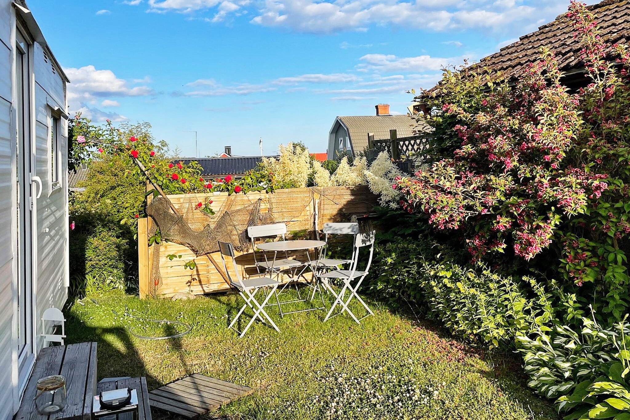 Accommodation with fantastic location in the picturesque summer paradise HÃ¤llevik, Listerlandet's oldest most famous fishing village with smokehouses, restaurants, ice cream cafÃ©, boating, entertainment and fantastic beaches. In HÃ¤llevik it is close to everything, the fine sandy beach is just a stone's throw away, as well as Stiby backe for those who want to enjoy a trip in the beech forest with beautiful nature and magnificent views of the entire Listerlandet. The nice mobile home is located in the nice, quieter villa area of HÃ¤llevik. Here you have a private part of the garden where you can also glimpse the sea. The caravan is fresh and here you have most of what you may need. In the living room there is a kitchen with two hotplates and microwave. There is a dining area and a pull-out double extra bed. You have a bedroom with curtain where you sleep comfortably in a double bed. Bathroom with toilet, sink and shower. There are 2 bicycles in existing condition you can rent on site. The nearby fishing village of Nogersund is 2km away. From here there are daily boat trips to the island of HanÃ¶ where you can visit HanÃ¶ lighthouse and the English cemetery. There is also the fantastic restaurant Fisky Business that you do not want to miss.On Blekinge's largest, perhaps most popular sandy beach, Sandviken / Blekinge's Riviera you can enjoy the kilometer-long white sandy beach and swim in the shallow clear water. The Tradjazz festival in HÃ¤llevik is a real highlight with fantastic musical entertainment. This accommodation is also well located for those who want to visit Sweden Rock. Bus departs from HÃ¤llevik camping to Swedenrock. At HÃ¤lleviksbadet there are heated outdoor pools. Outdoor gym is available in GrÃ¶nslÃ¤tt. If AC is desired, there will be an additional cost on site.