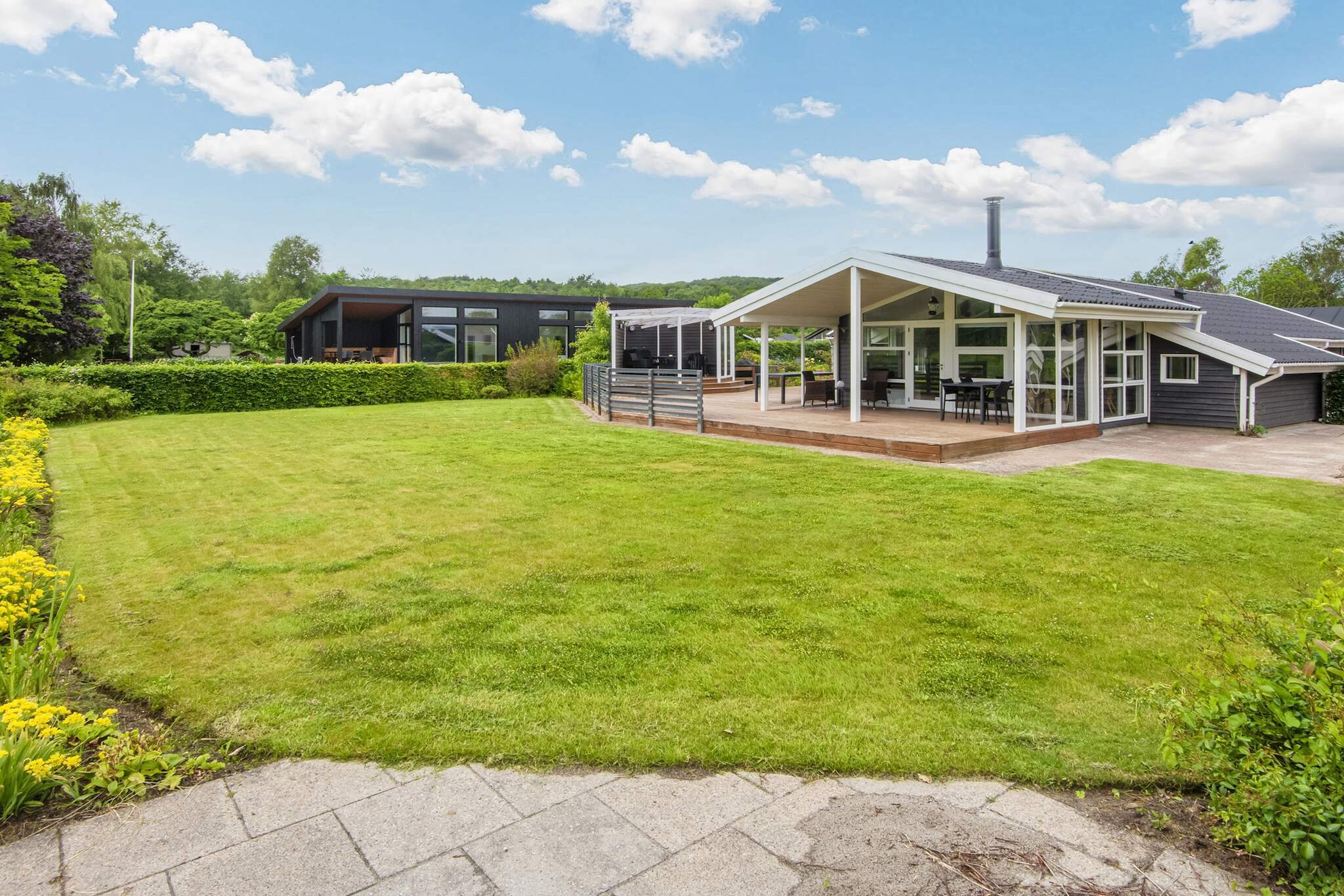 This holiday home offers stunning water views and an attractive location near the beach at Grønninghoved. Situated in a peaceful area, the property features a private path from the plot leading directly to the beautiful sandy shore, allowing for easy and convenient access to the beach at any time of day.
The house was comprehensively renovated in 2024 and is bright, welcoming, and comfortably furnished. Large windows in the kitchen and dining area provide lovely views of the garden, creating a light-filled space to enjoy meals and family time. Around the house, several terraces offer fantastic opportunities for outdoor living, including a raised and covered terrace area with particularly beautiful views of the sea – perfect for relaxing, dining, or enjoying the sunset.
The nearby beach is ideal for swimming, playing, and family fun. The shallow, clear water at Grønninghoved is especially child-friendly, making it a safe and enjoyable spot for all ages. In addition, families staying at the property have complimentary access to the Slotsøbadet swimming pool, providing another great option for aquatic fun.
With its combination of modern renovation, bright interior, multiple terraces, and easy beach access, this holiday home is a perfect destination for a relaxing seaside holiday. Its peaceful setting, family-friendly amenities, and spectacular views ensure a memorable stay for everyone.
Please note: Rental is not available for youth groups.