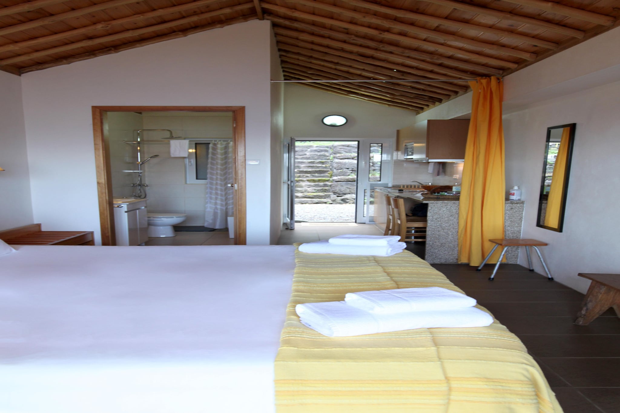 Kitchenette(hob(ceramic), electric kettle, toaster, coffee machine, microwave, fridge), Living/bed room(single bed, single bed, TV), bathroom(shower, toilet)