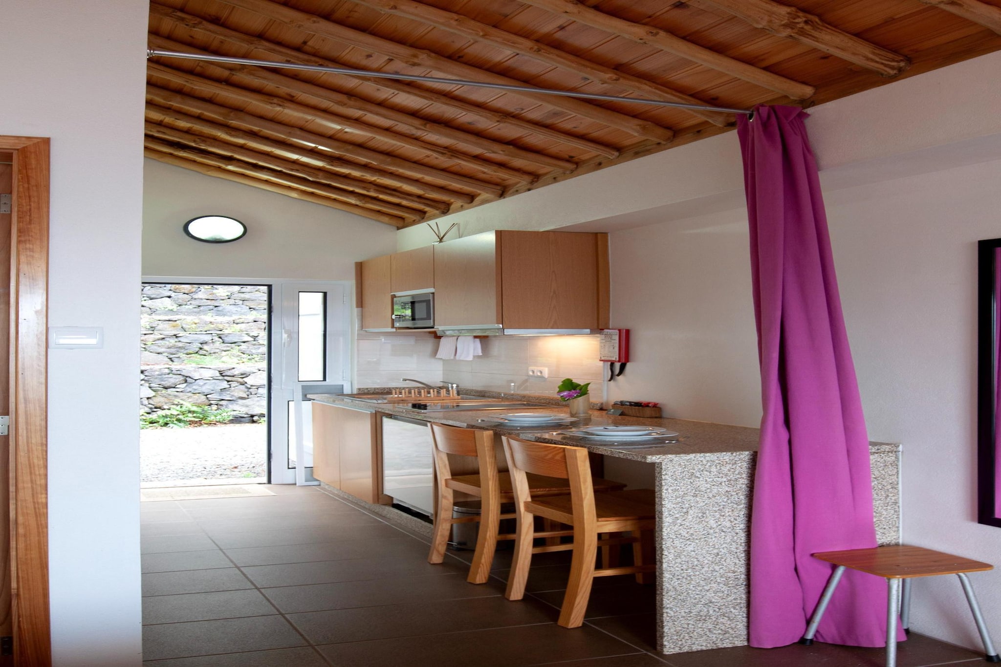 Right on the Atlantic! The two small semi-detached houses offer a combination of traditional construction and modern interior design: Former boathouses have been renovated and modernly furnished with attention to detail.
The outdoor area can be shared by the guests of both semi-detached houses.
Natural swimming pools are 100 m away.
The small coastal town of Santo Amaro in the northeast of the Azores island of Pico is known for its small shipyard and shipbuilding tradition.
Go hiking on the second largest island in the Azores and get to know the impressive landscape shaped by volcanism.
From Madalena you can go on whale and dolphin watching excursions or a trip to Faial.
Note: Mobile heater available.