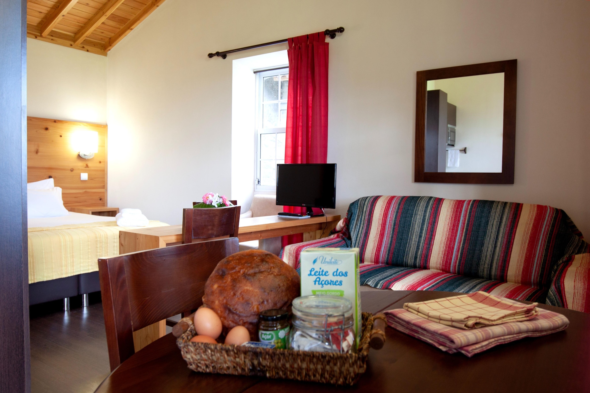 Kitchenette(hob(ceramic), electric kettle, coffee machine, microwave, fridge), Living/bed room(single bed, single bed, TV), bathroom(shower, toilet), outdoor kitchen(shared with other guests, on the same premises)