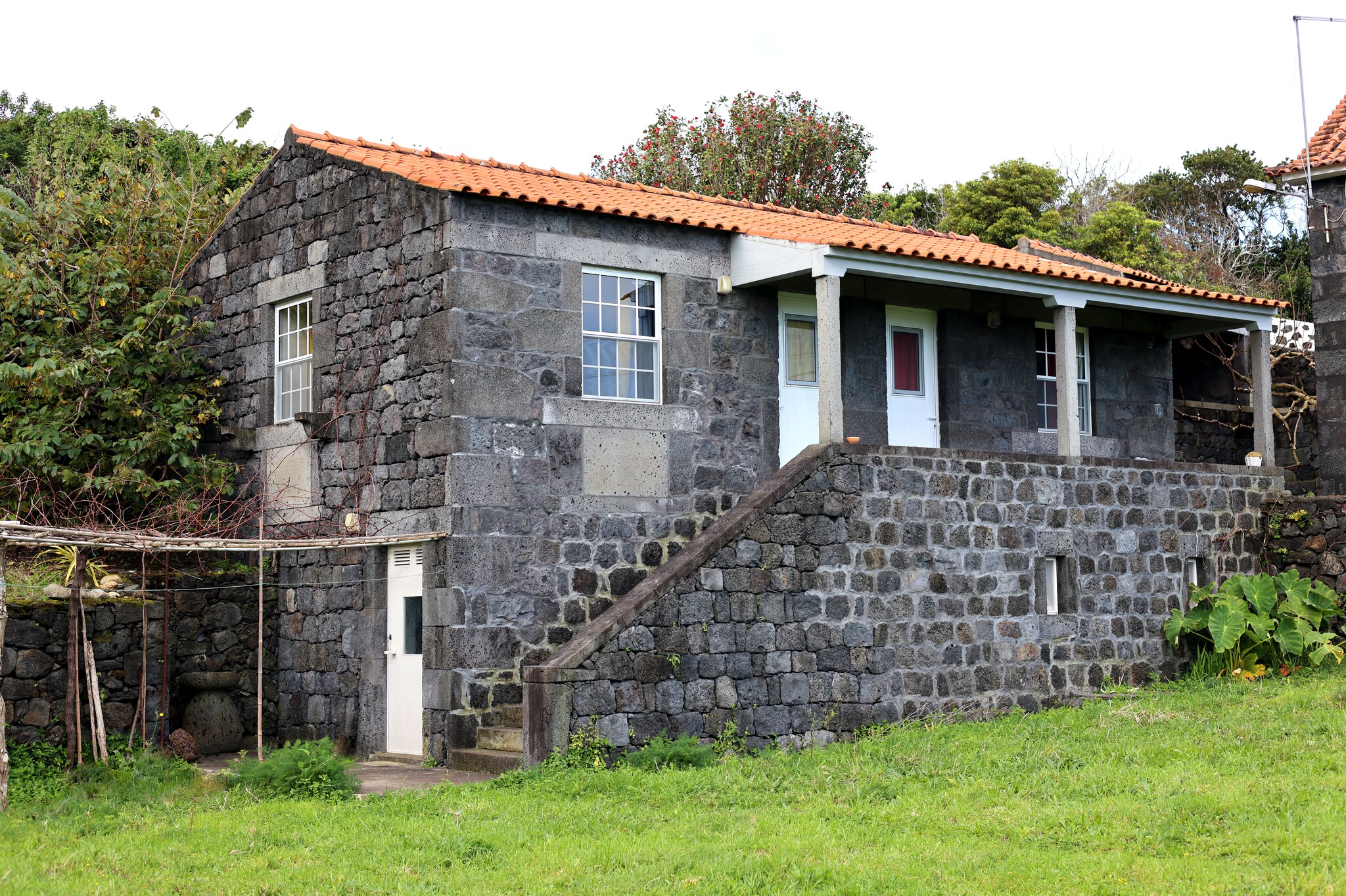 Traditional construction combined with modern interior design: The two semi-detached houses are located in a stone house typical of the region and are modern and tastefully furnished.
The outdoor area with an outdoor kitchen can be shared by the guests of both semi-detached houses and the neighboring house. Here you can enjoy relaxed meals outdoors.
Natural swimming pools are 300 m away.
Get to know the small coastal town of Santo Amaro in the northeast of the Azores island of Pico, known for its shipbuilding tradition. Go on hikes through the wonderfully green surroundings and experience the impressive, volcanic landscape of the second largest island in the Azores.
From Madalena you can go on whale and dolphin watching excursions or a trip to Faial.
Note: Mobile heater available.
Attention: Only 1 child up to 12 years old is accepted for the additional sleeping option (for a fee) (no adult)!