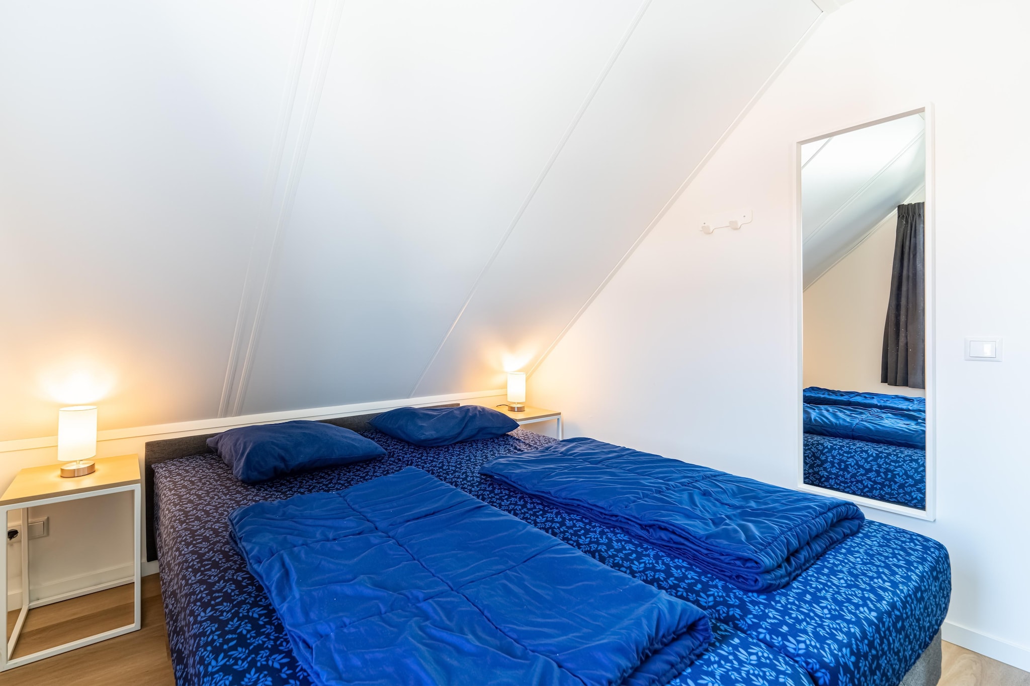 Ground floor: (hallway, Living room(TV, seating area), open kitchen(hob, electric kettle, coffee machine(pads), coffee machine(filter), combination microwave, dishwasher, fridge(+ freezer)), toilet(washbasin, toilet), pantry)\n\nOn the 1st floor: (bedroom(single bed, single bed), bedroom(single bed, single bed), bedroom(single bed, single bed), bathroom(shower, washbasin, toilet, hairdryer, hairdryer))\n\nwashing machine, garden doors, terrace, garden, garden furniture, BBQ, parking, parking, children\'s bed, high chair, ironing board, iron, party games