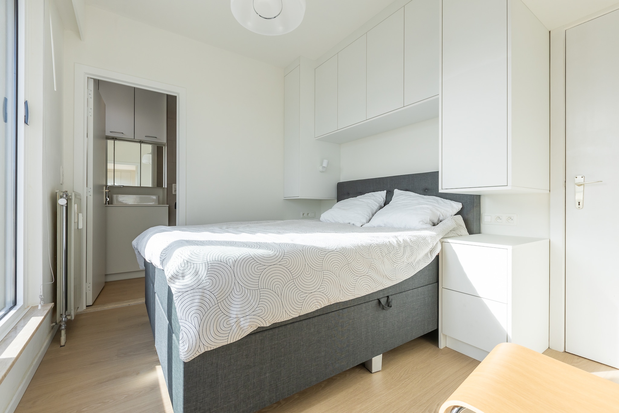 On the 10th floor: (Living room(double sofa bed(twin duvet, 140 x 200 cm), TV, seating area), open kitchen(electric kettle, toaster, coffee machine(pads), oven, microwave, dishwasher, fridge, freezer, Blender, dishes and cutlery, Cooking basics), bedroom(double bed(twin duvet, 160 x 200 cm)), bathroom(shower(walk-in shower), washbasin, toilet), storage)\n\nInternet access, Parking, washing machine, terrace(36 m2), terrace(40 m2), deckchairs, lift, lounge set, drying cabinet