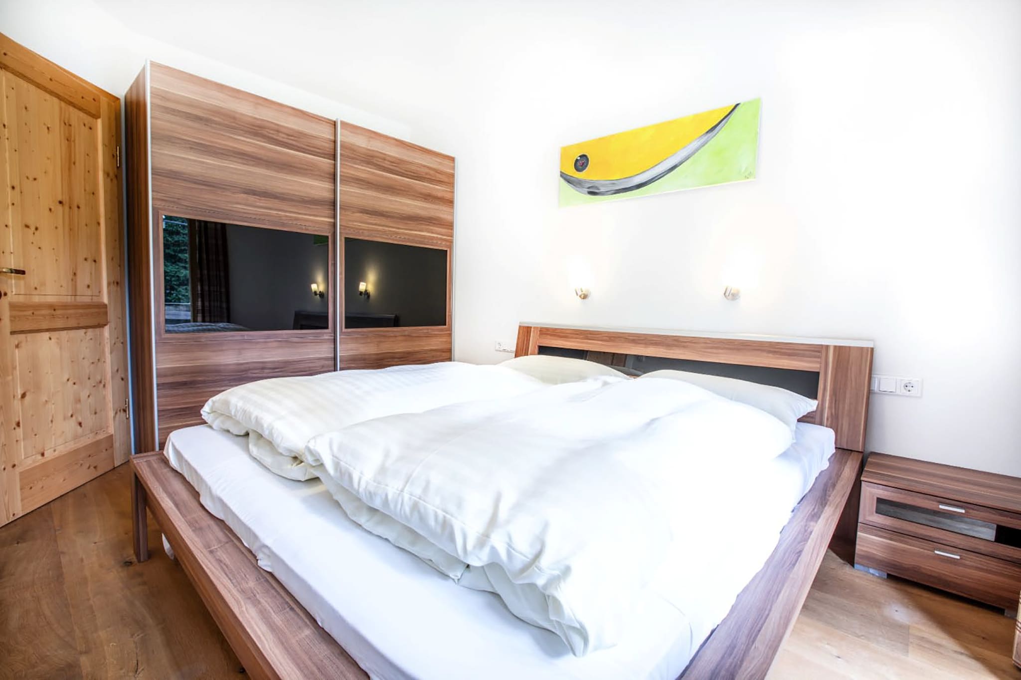 The central location in the heart of the Krimml-Hochkrimml holiday region and the beautiful Zillertal Arena ski area makes this semi-detached house in Hochkrimml/Filzstein an excellent starting point for summer and winter sports.
This stylishly furnished semi-detached house offers space for a maximum of 6 people and is ideal for families with children as well as for smaller groups and combines typical Austrian architectural style with all the comfort that summer and winter vacationers could wish for. The Hirsch holiday home is not only equipped with high-quality materials, but also with a fireplace and underfloor heating and allows the room climate to be set perfectly. Thanks to the pleasant combination of warmth and coziness, this chalet invites you to linger.
Those who prefer the ski slopes only have a short walk to the Filzstein lifts and a few minutes later are on their way to the inspiring mountain world of the Zillertal Arena. The local ski school and rest stops are also in the immediate vicinity.

*Highlights:
*Sauna
*beautiful location, fantastic view of the forest
*Balcony
*Tile stove

Important: toll road with costs - in winter this can be used free of charge with the ski pass.