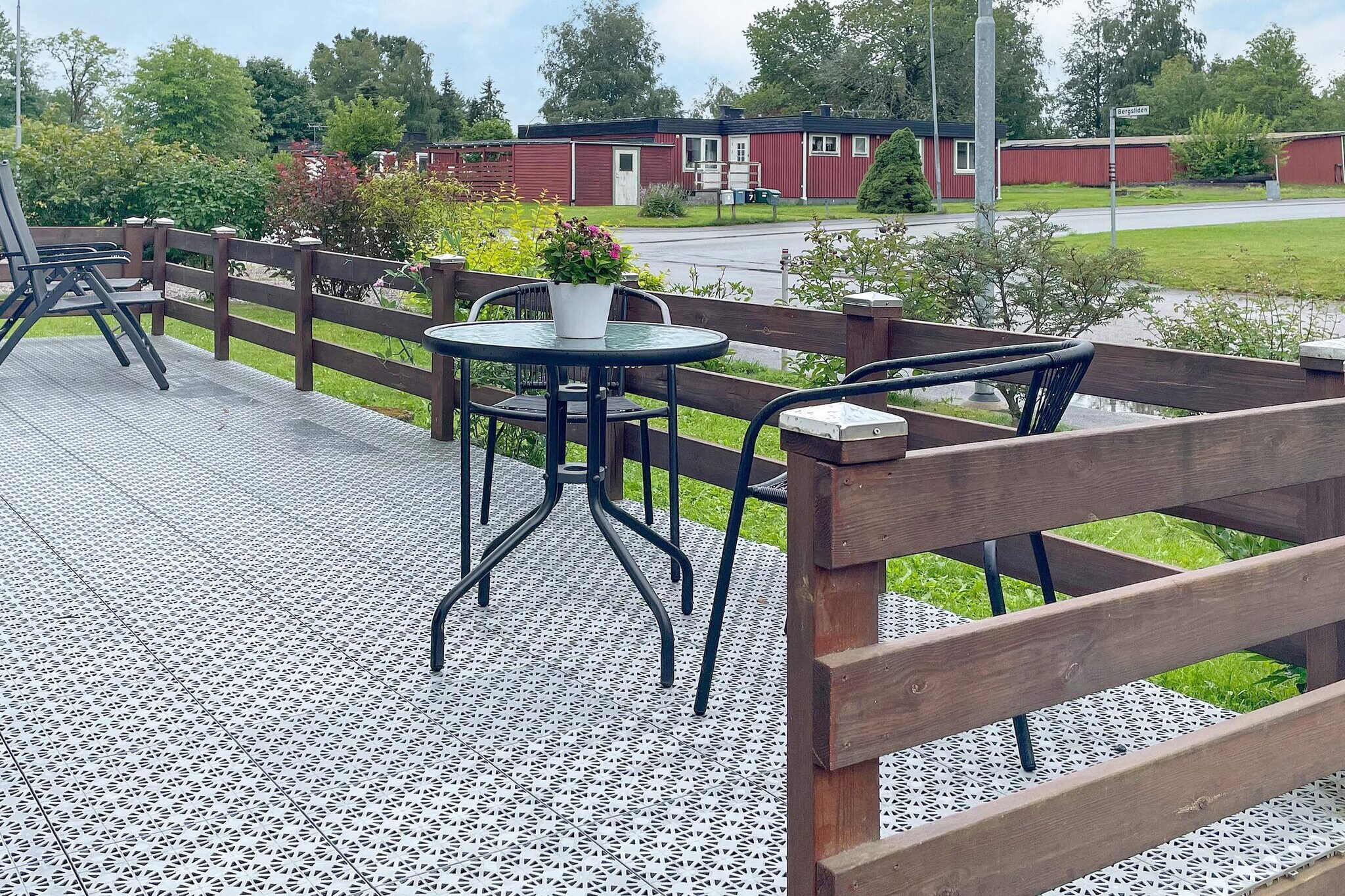 Kitchen(cooker(electric), coffee machine, microwave, dishwasher, fridge-freezer, high chair), Living/bed room(TV(german television channels, swedish TV channels)), bedroom(double bed, cot), bedroom(2x single bed), bathroom(tumble dryer, washbasin, shower, toilet, washing machine), carport, heating(electric), garden, garden furniture, parking