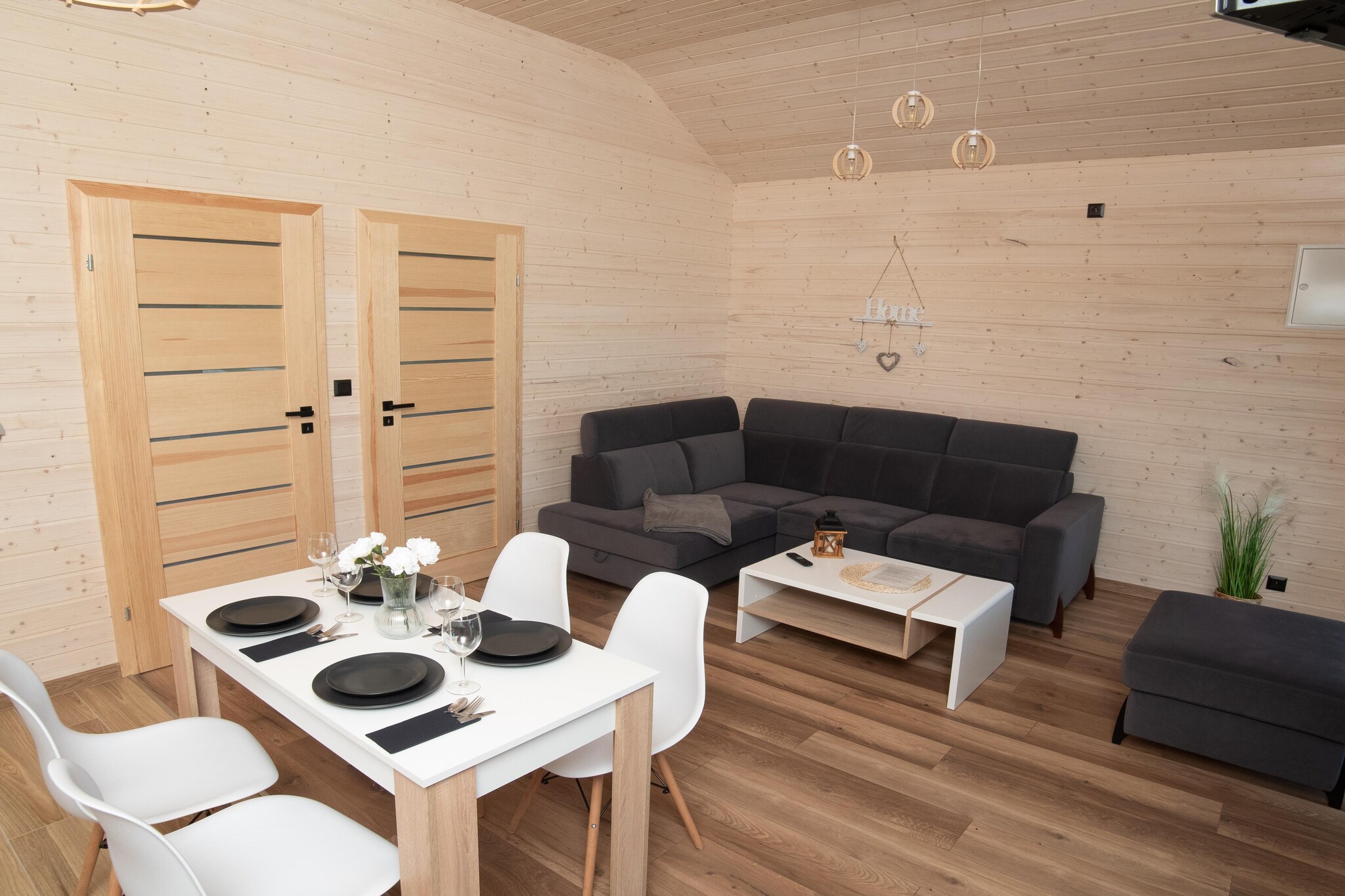 Ground floor: (open kitchen(hob(4 ring stoves, gas), electric kettle, fridge-freezer), Living/diningroom(double sofa bed, TV(flatscreen), dining table(5 persons)), bedroom(double bed), bedroom(single bed, single bed), bathroom(shower, washbasin, toilet))\n\nInternet access, Play area, Lawn, heating(electric), terrace(roofed), garden(shared with other guests, fenced, 2500 m2), garden furniture, sun loungers, BBQ(charcoal), parking, trampoline(shared with other guests), sand pit(shared with other guests), slide(shared with other guests), Swing set