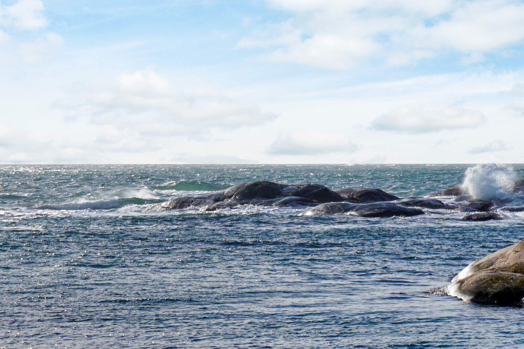 Newly built fresh accommodation near the sea, swimming and scenic views Welcome to this seafront brand newly built cozy accommodation in a sunny location located in the middle  of the Havstenssund peninsula,  known for several nice beaches and one of BohuslÃ¤n's finest and most famous nature reserves, Tjurpann with magnificent views of the archipelago out to the horizon. The cottage offers a scenic rural environment with surroundings that invite hiking in forests and fields or along sea and sea heights with lovely views. The cottage is also very suitable for kayaking, SannÃ¤sfjorden offers a sheltered location and rich marine life. In addition to the swimming area, Saltviks camping also has minigolf, playground, outdoor gym and the opportunity to rent a boat. Take  a trip into  the old fishing village Havstenssund  or  the seaside resort of Grebbestad to experience and stroll  on the piers in the  bustling guest harbor, eat at  a restaurant or  outdoor cafÃ©, shopor just enjoy the sea air on a sofa in the park . Take the opportunity to enjoy crayfish, shrimp and not least oysters, which are classified by many as the world's best! Via the cottage's veranda you reach the entrance door and further into the hall which turns into an open floor plan with nice living areas such as living room with,  among other things,  two comfortable sofas and TV, dining area  and open kitchen with stove, fridge / freezer, coffee maker and dishwasher. Three bedrooms  , includingtwo bedrooms with single beds and a master bedroom with a large comfortable 210 x 200 cm double bed. Bathroom with shower and combined washer/dryer. From the kitchen and living room, patio doors lead out onto a large nice patio area that has both comfortable loungers  and outdoor dining group as well as barbecue, a perfect place to enjoy pleasant moments and conversations while enjoying the delicacies of the sea or a juicy tasty piece of meat from the grill. If you want to take a trip in the area or to the sea for morning or evening dips, there are also two bikes to borrow. The cottage has fiber connection. It is not far to several of northern BohuslÃ¤n's picturesque fishing villages where, in addition to experiencing the narrow alleys, summer shops, restaurants, you can also rent boat charters, fishing trips or why not a kayak to experience the beautiful archipelago outside. Several nature reserves with fantastic nature are in the area such as. Sweden's first marine national park, Kosterhavet National Park, is well worth a visit. Take the opportunity to visit Vitlycke Museum , which is a knowledge and experience center in Tanum's World Heritage Site â€“ an area with about 600 rock carving sites. Here you can walk with a guide, or wander freely between the rocks and interpret the unique carvings. Vitlycke For those interested in golf, there are several golf courses to choose from, the closest of which is MjÃ¶lkerÃ¶ds GK. Welcome to a wonderful holiday home in northern BohuslÃ¤n's coastal belt.