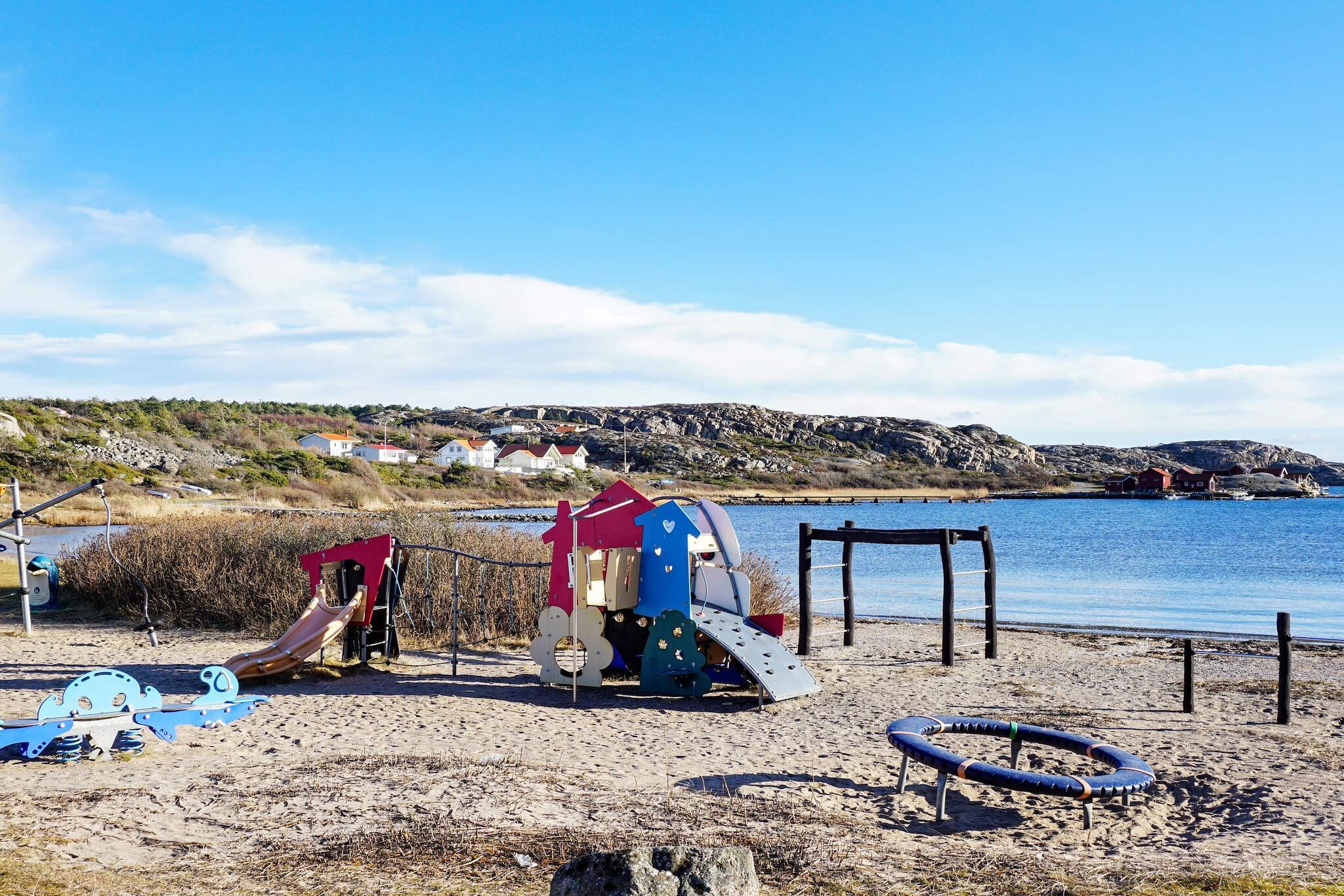 Internet Access DSL, open kitchen(cooker(electric), hood, coffee machine, dishwasher, fridge-freezer), Living/bed room(chromecast), bedroom(2x single bed), bedroom(2x single bed), bedroom(double bed), bathroom(tumble dryer, washbasin, shower, toilet, washing machine), heating(electric), terrace(garden furniture), parking, air to air heatpump